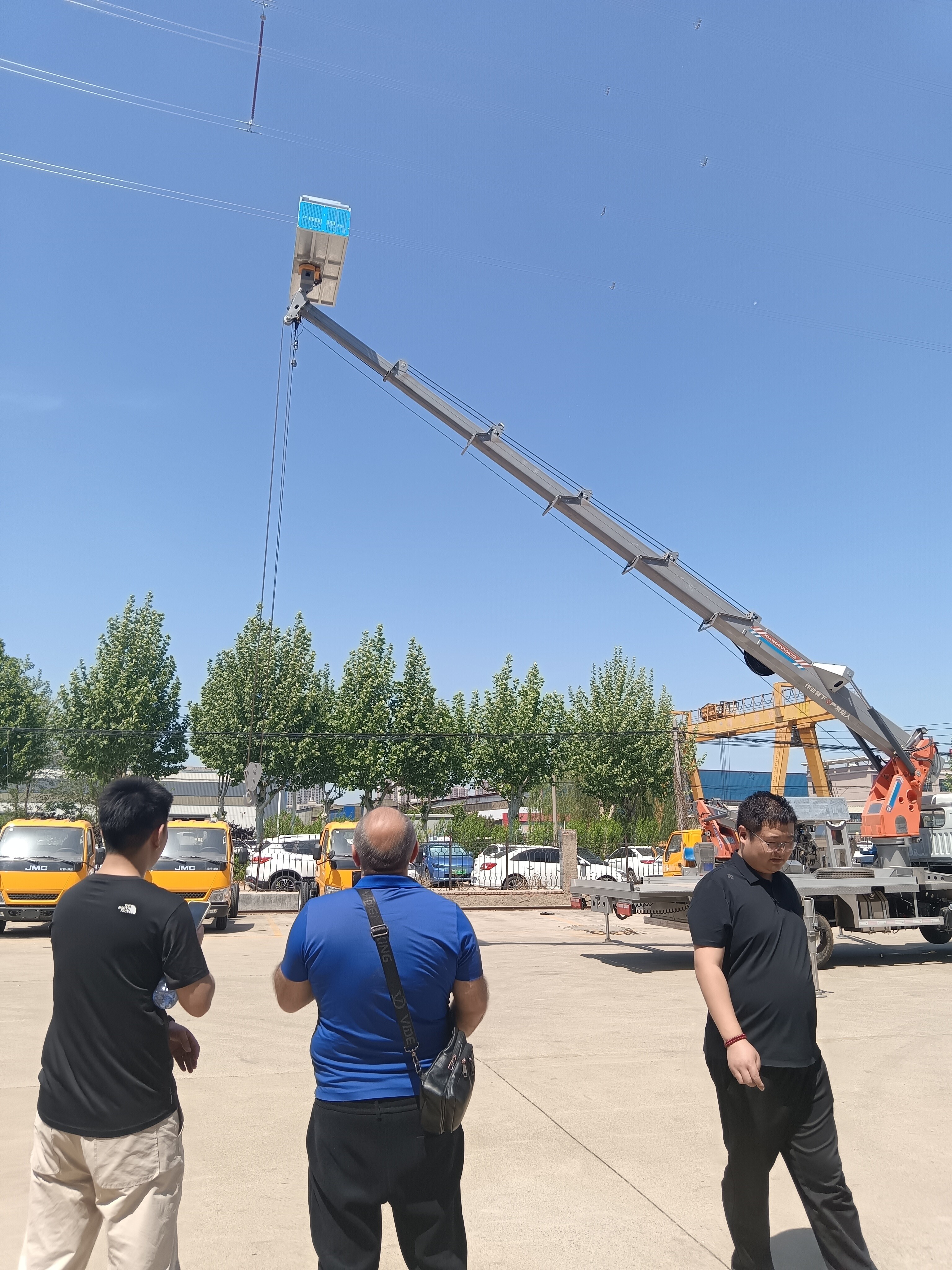 Армения посетила завод для осмотра воздушных рабочих машин