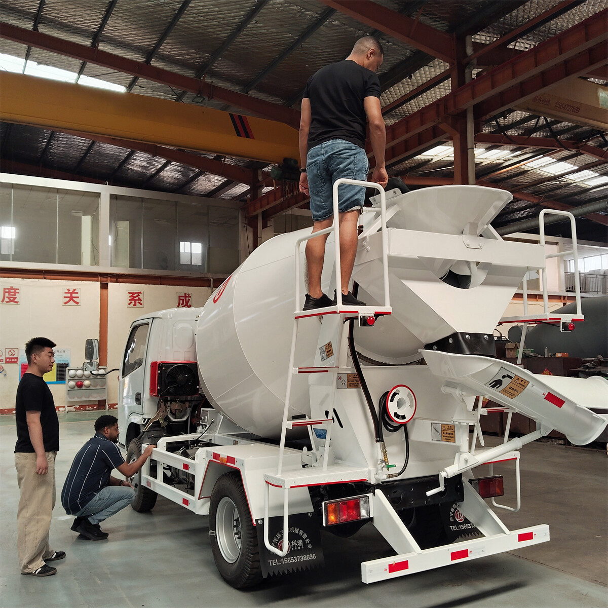 Эфиопские покупатели осматривают грузовики с бетономешалками