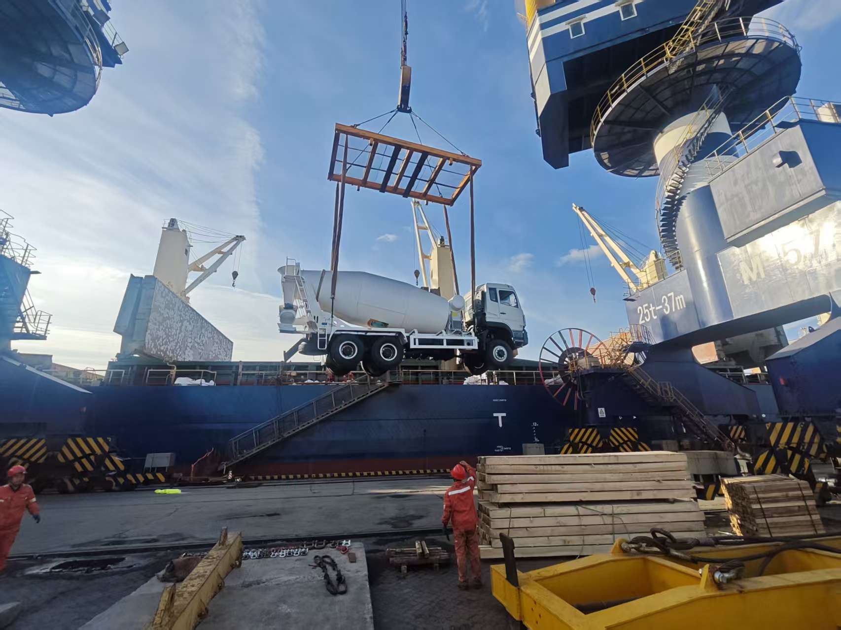 Бетоносмесительные грузовики загружаются в Гайане