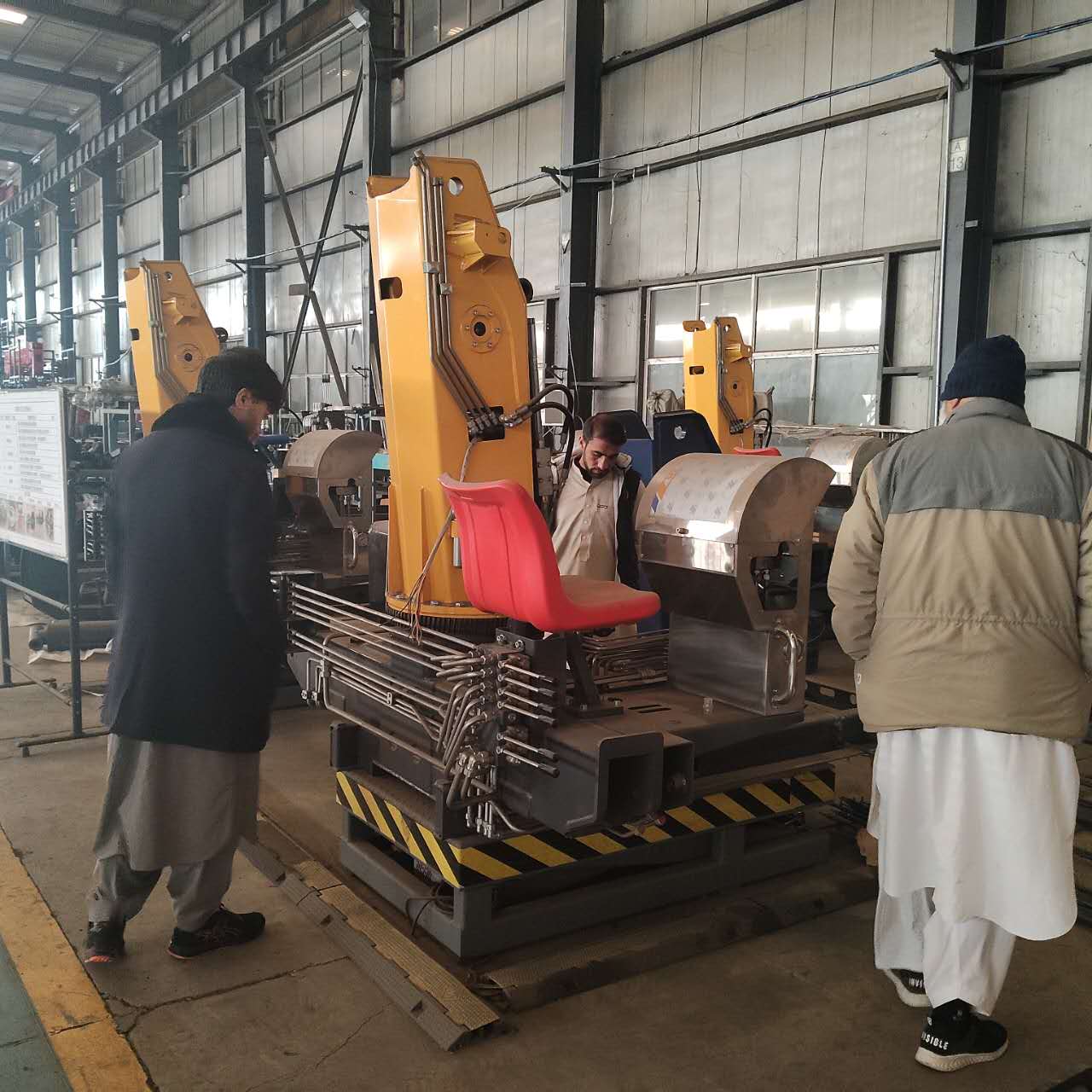 Дорогие афганские друзья, добро пожаловать на наш завод!