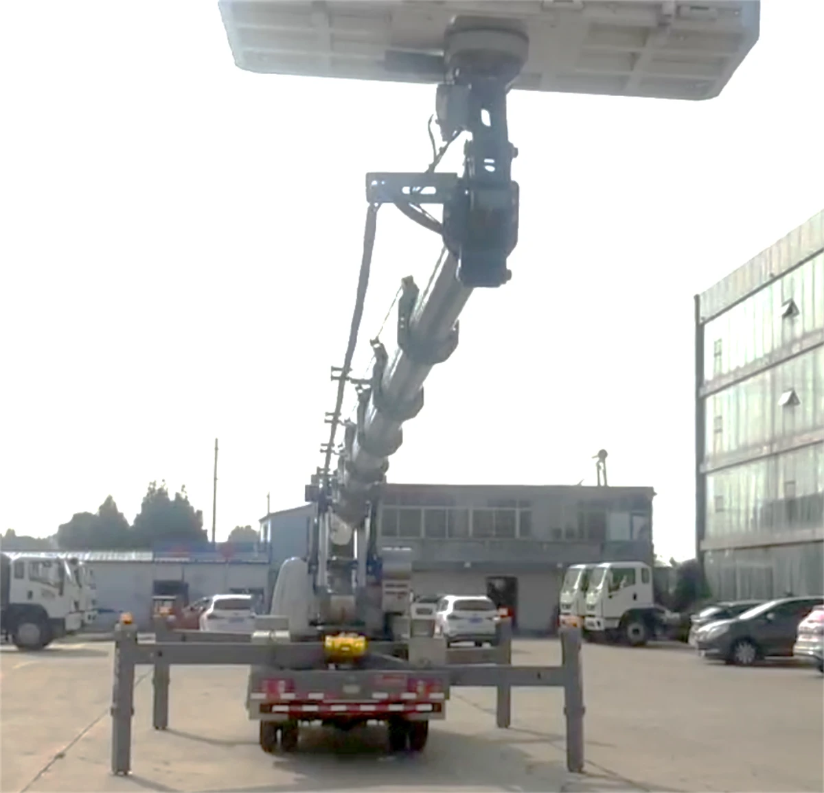 Camión plataforma de trabajo aéreo de 28 m