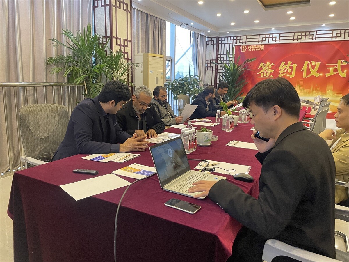 Saudi Arabian customers visited our factory and ordered 4 laser leveling machines (1).jpg