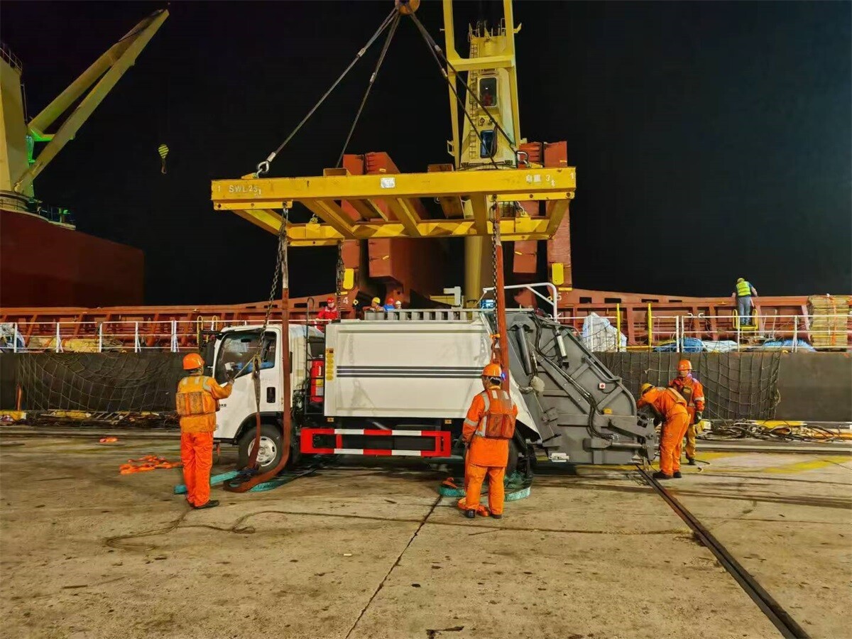 Garbage trucks are loaded onto ships and shipped abroad (1).jpg Garbage trucks are loaded onto ships and shipped abroad (1).jpg