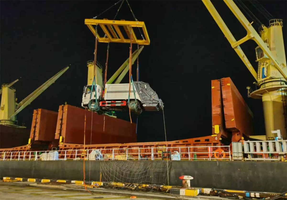 Garbage trucks are loaded onto ships and shipped abroad (1).png Garbage trucks are loaded onto ships and shipped abroad (1).png