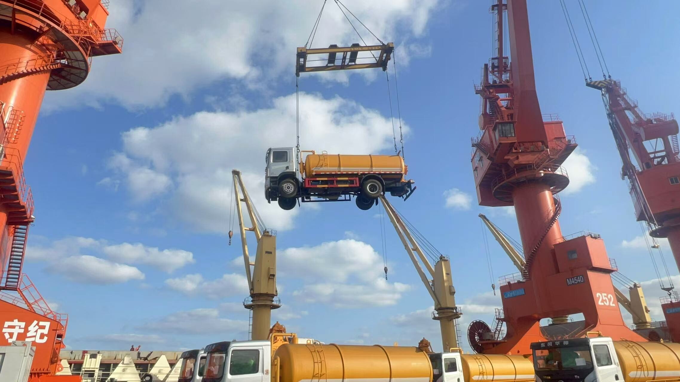 Envío de camiones de aspiración de aguas residuales