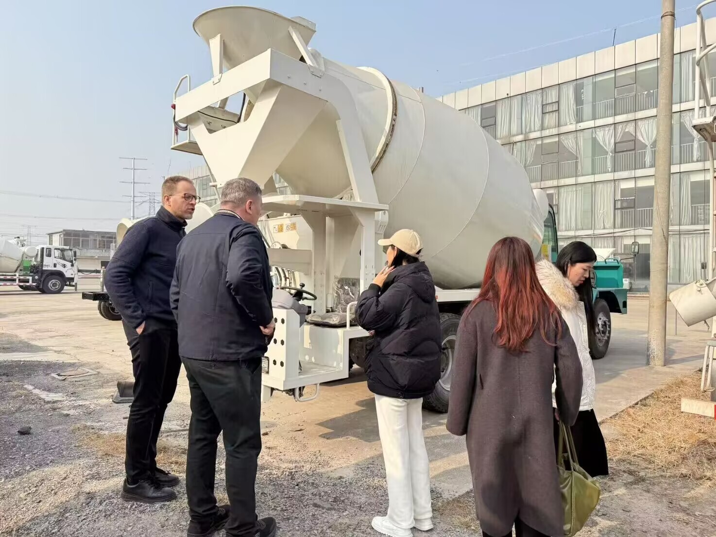 Clientes de Eslovenia visitan la fábrica Clientes de Eslovenia visitan la fábrica