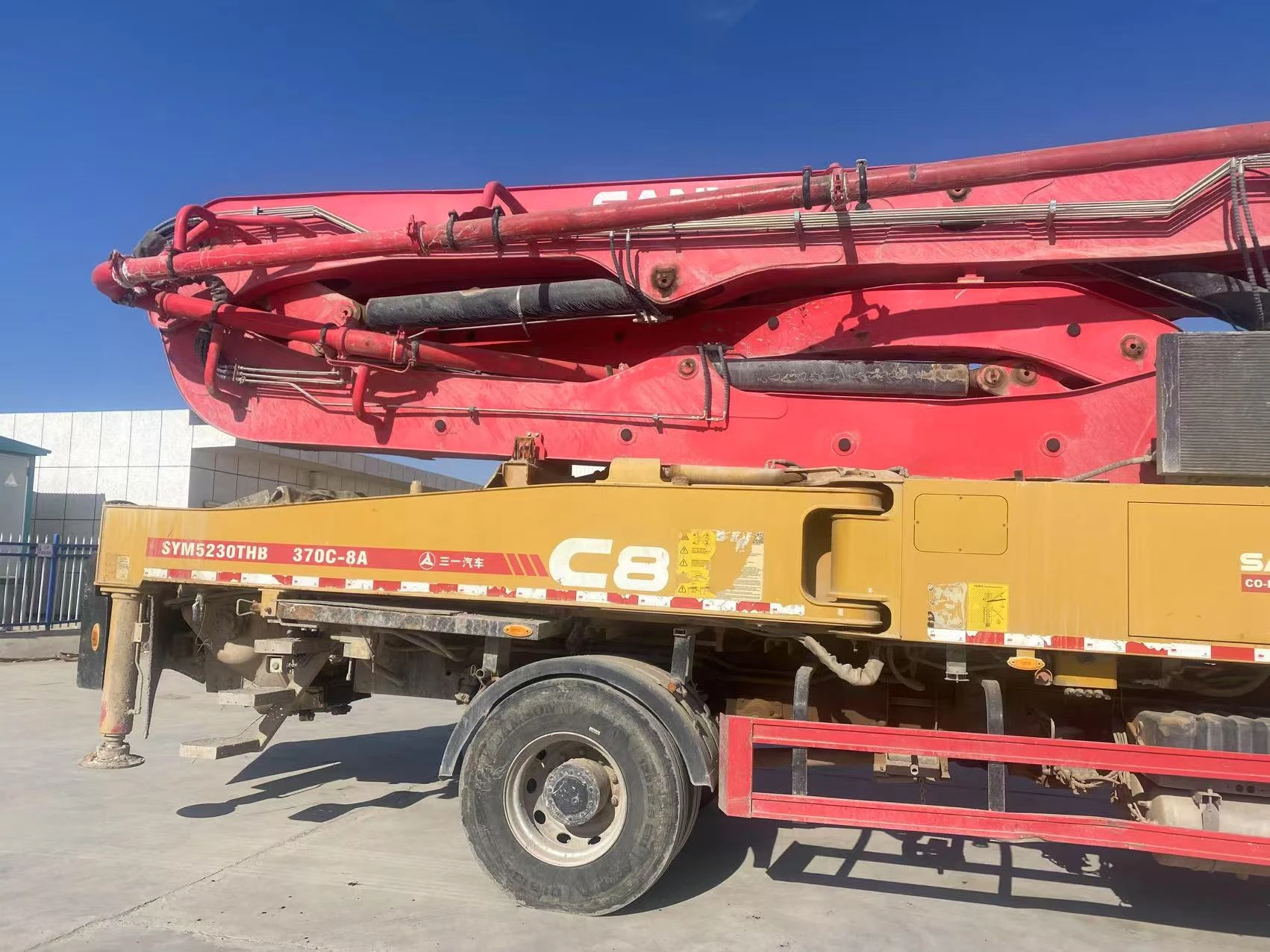 Camión con bomba de hormigón-37M