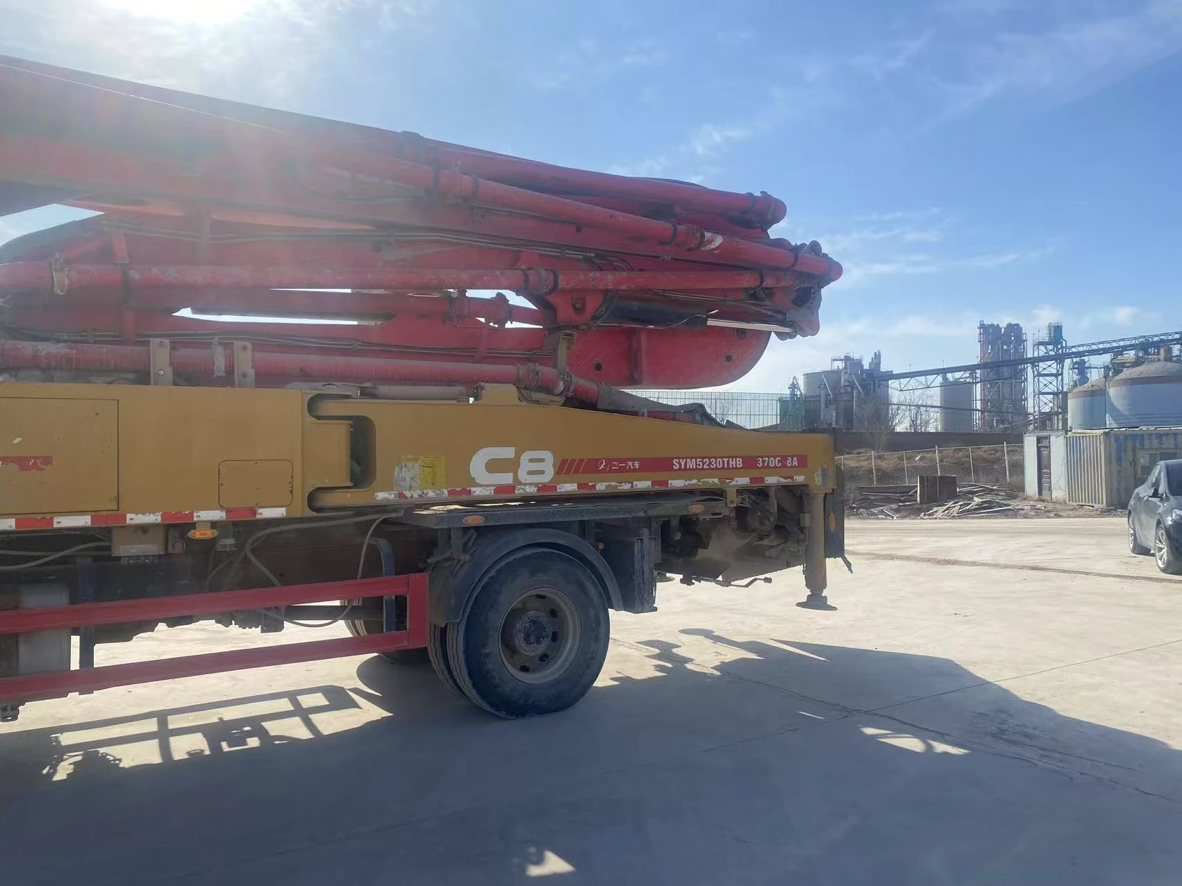 Camión con bomba de hormigón-37M
