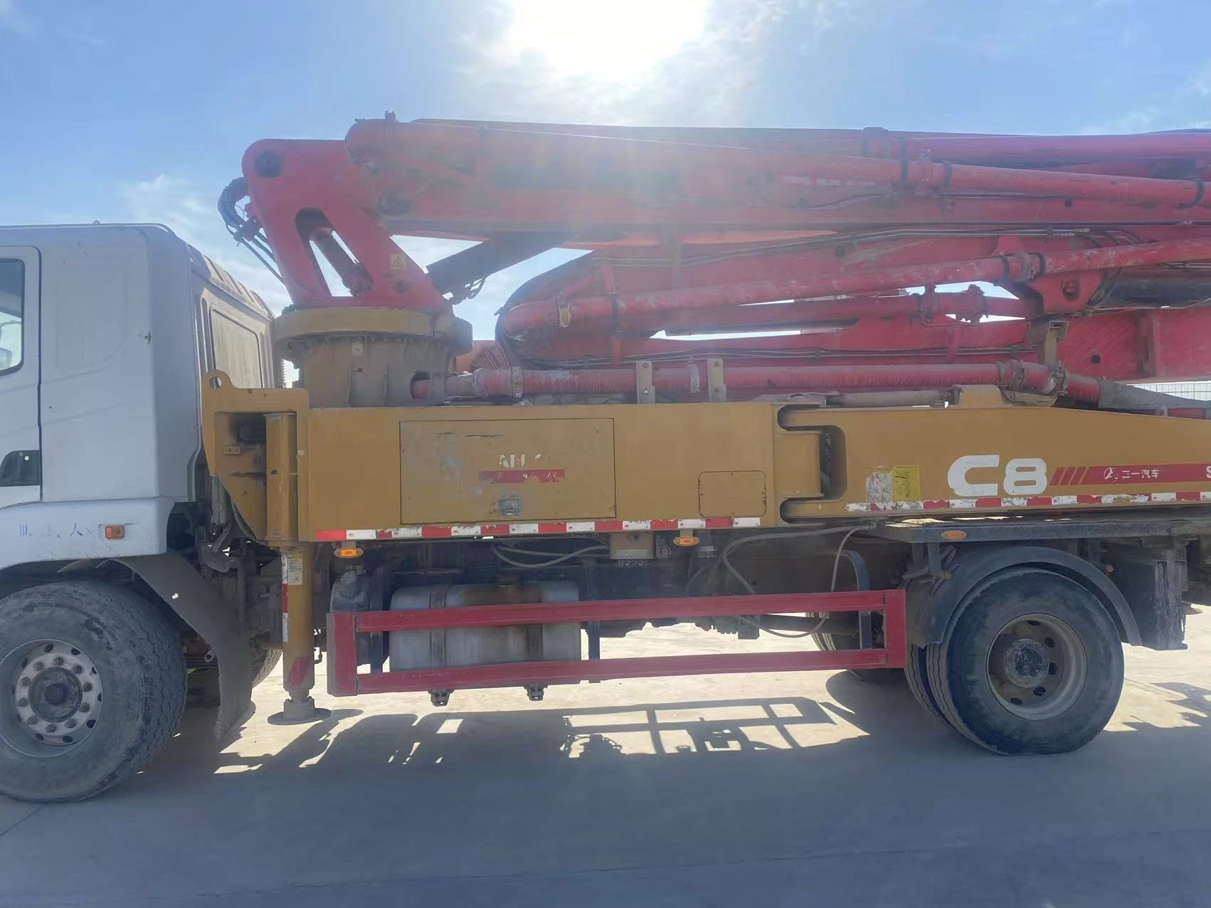 Camión con bomba de hormigón-37M