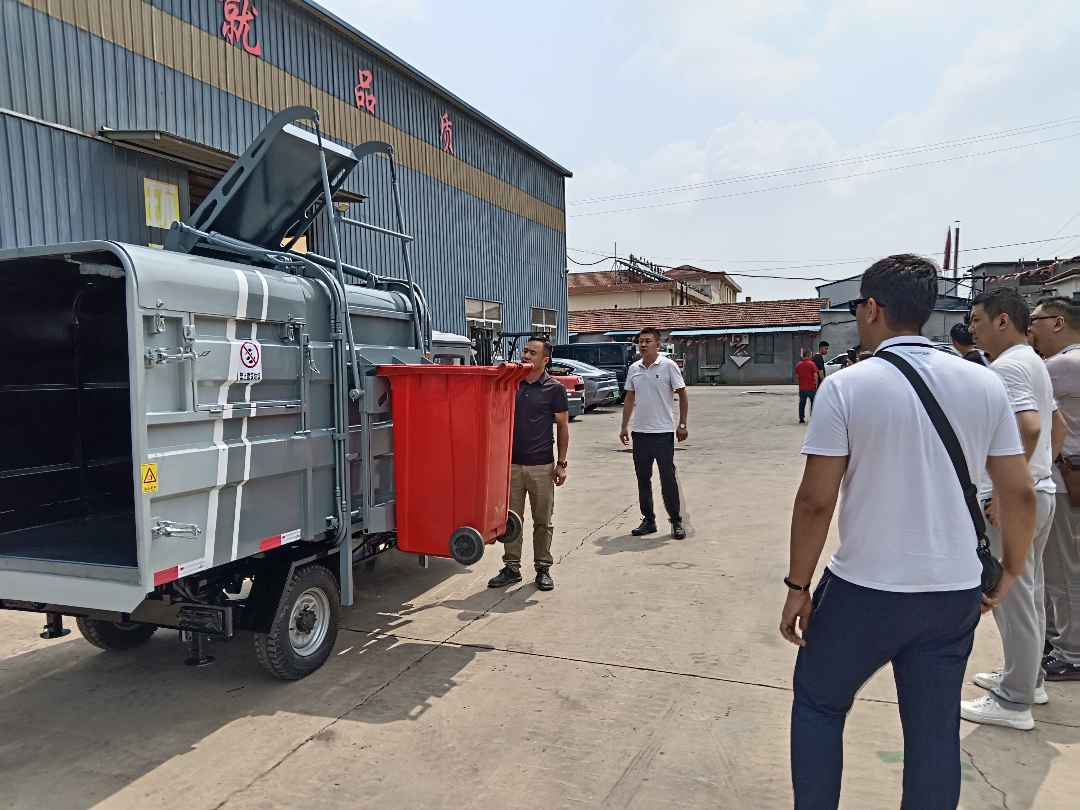 Uzbekistán visita nuestra fábrica para inspeccionar camiones de basura Uzbekistán visita nuestra fábrica para inspeccionar camiones de basura