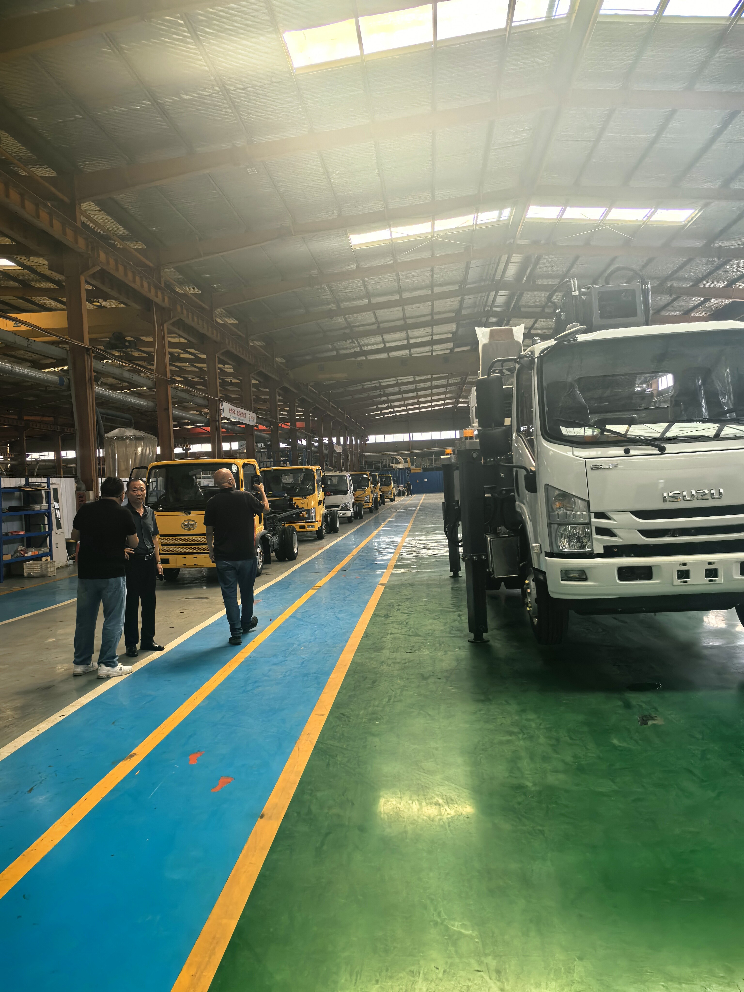 Clientes egipcios inspeccionan vehículos de trabajo aéreo