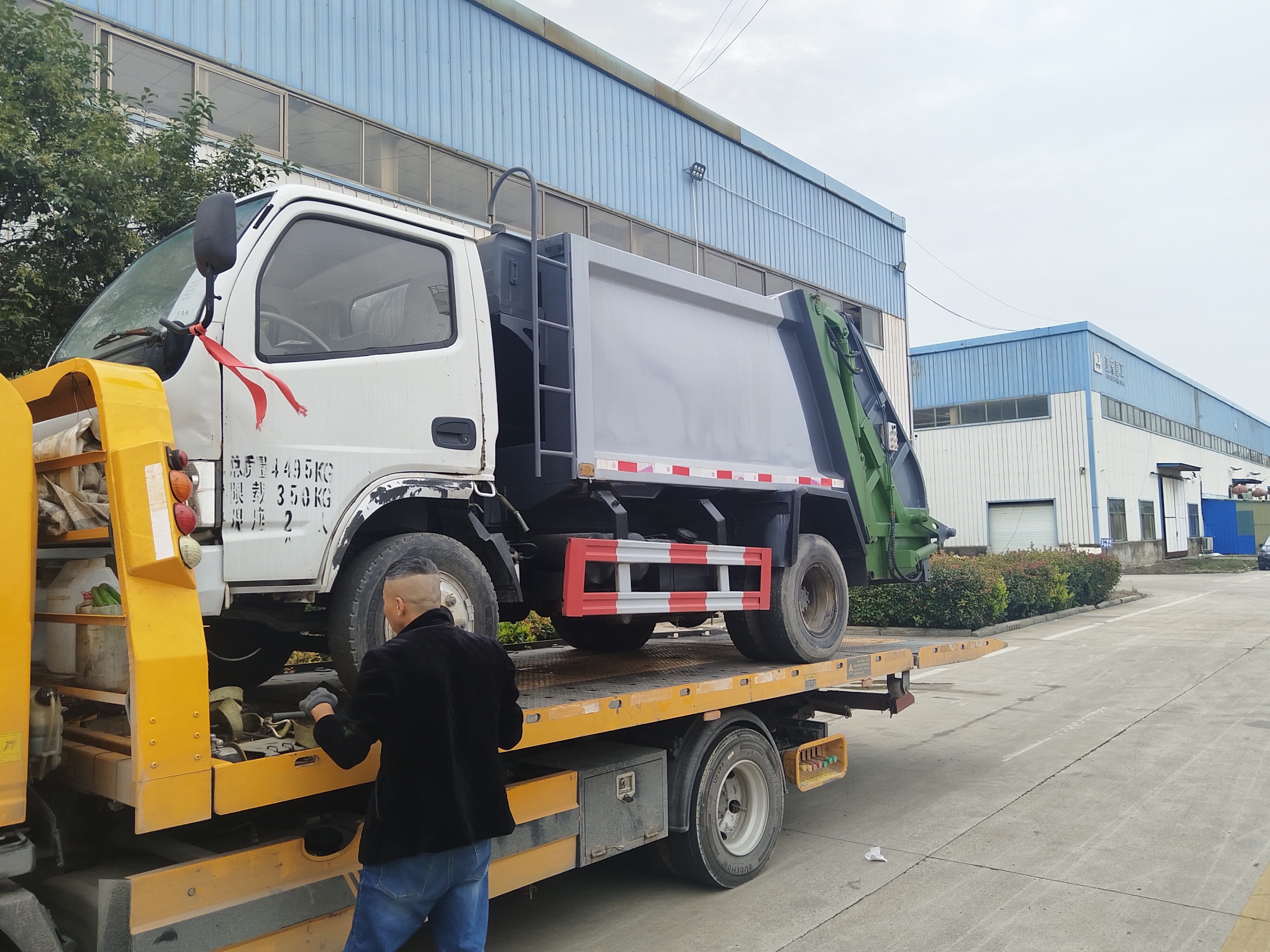 Compactadores de basura usados enviados a Ghana