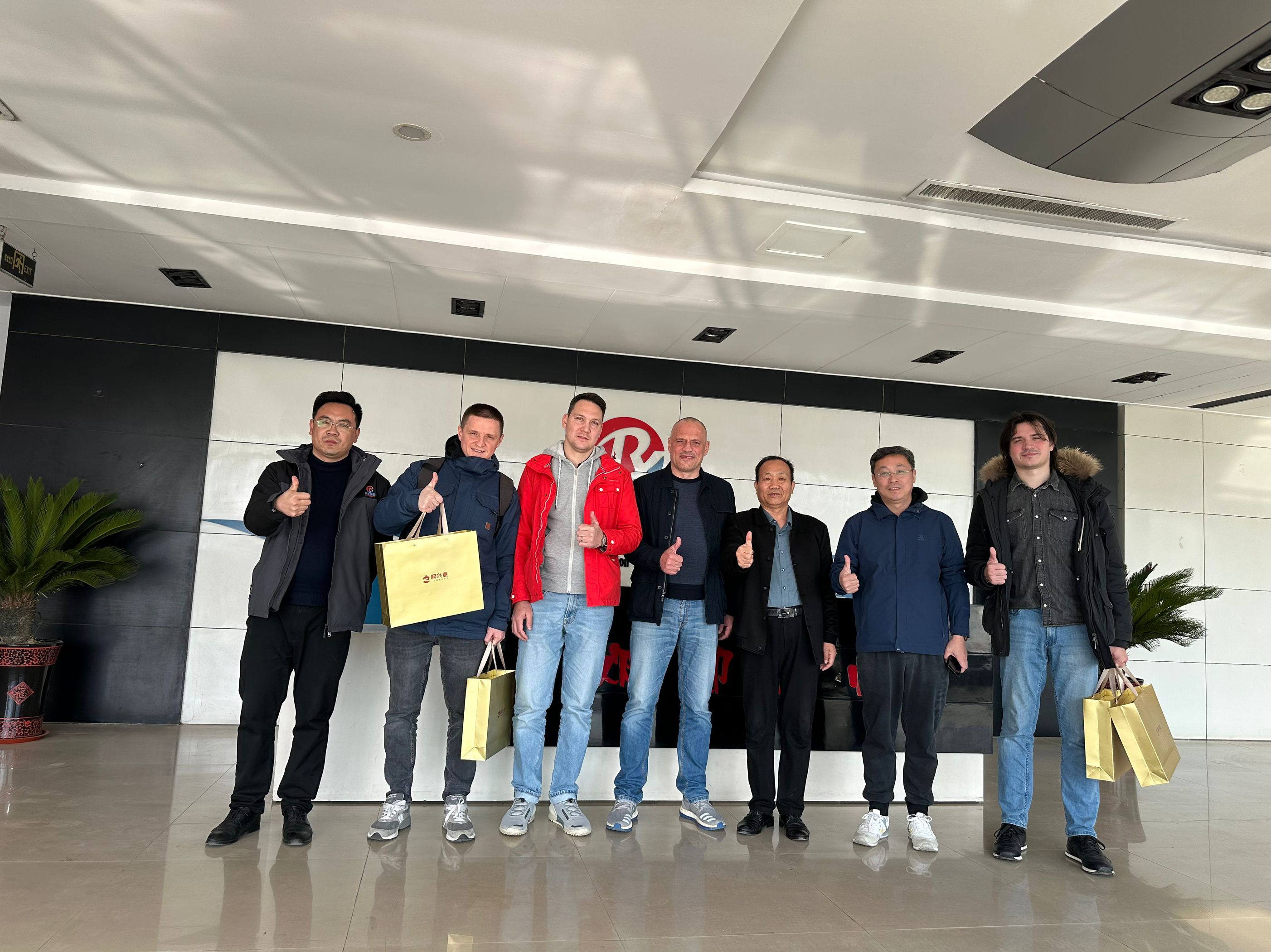 Cliente ruso realiza su tercer pedido de plataformas elevadoras móviles de personal