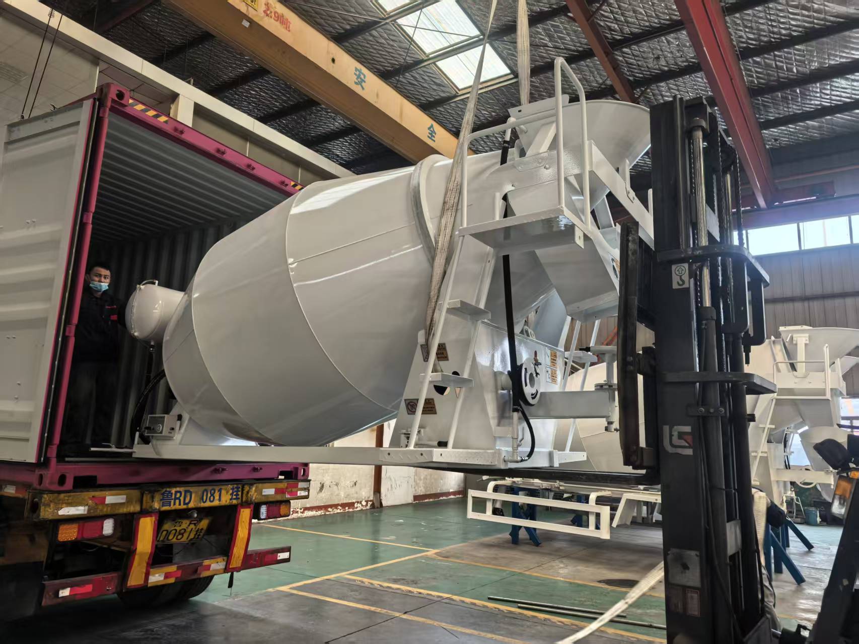 Se cargaron nueve tambores de mezcladora de concreto Se cargaron nueve tambores de mezcladora de concreto