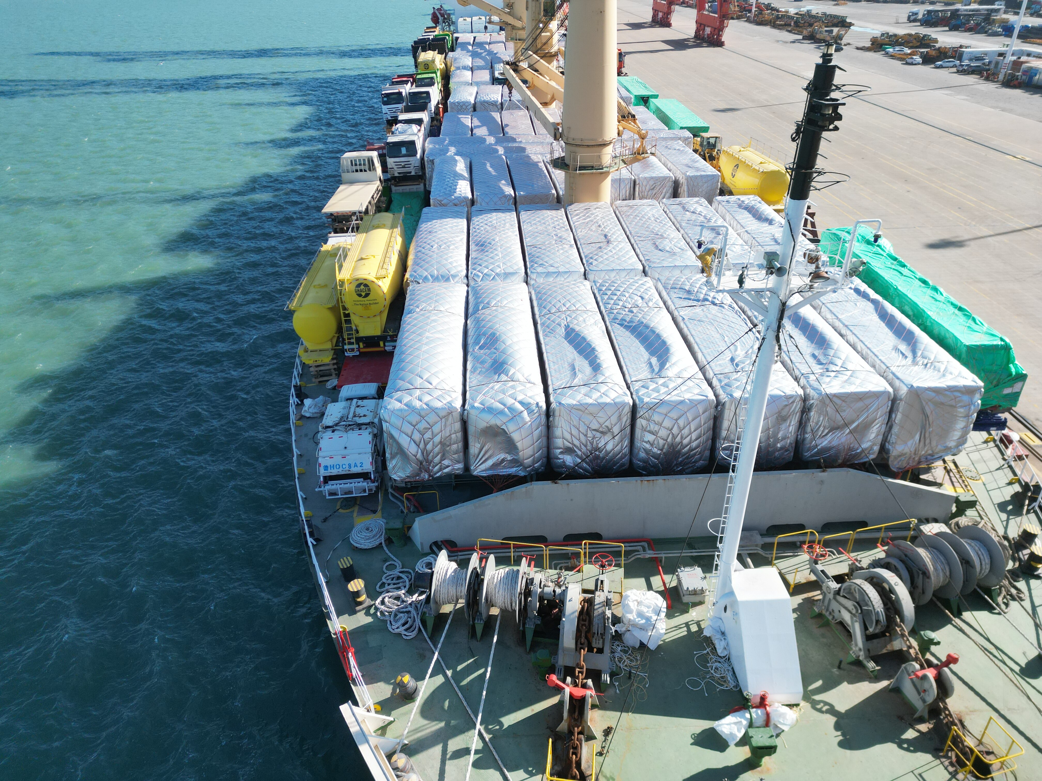 Los camiones de basura usados exportados a Ghana han sido cargados en un barco