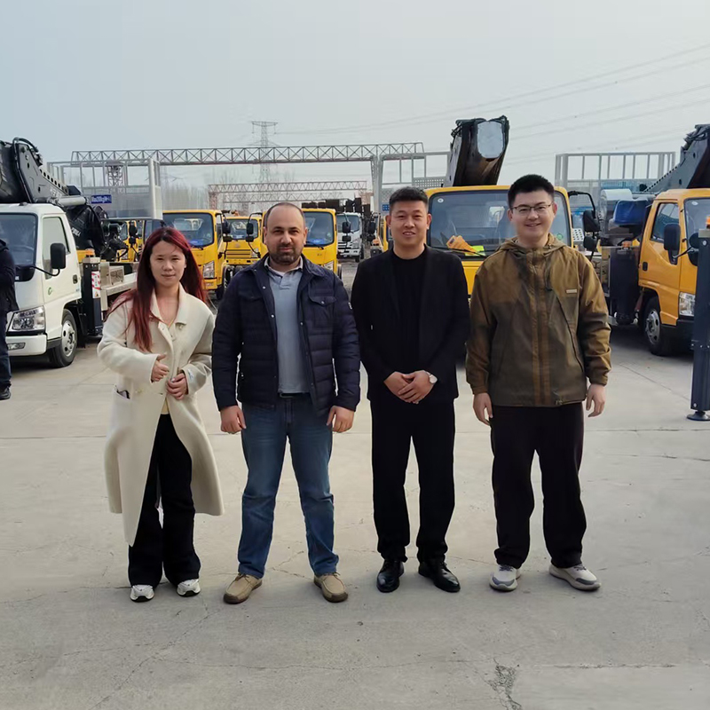 Clientes armenios inspeccionan plataformas de trabajo aéreo