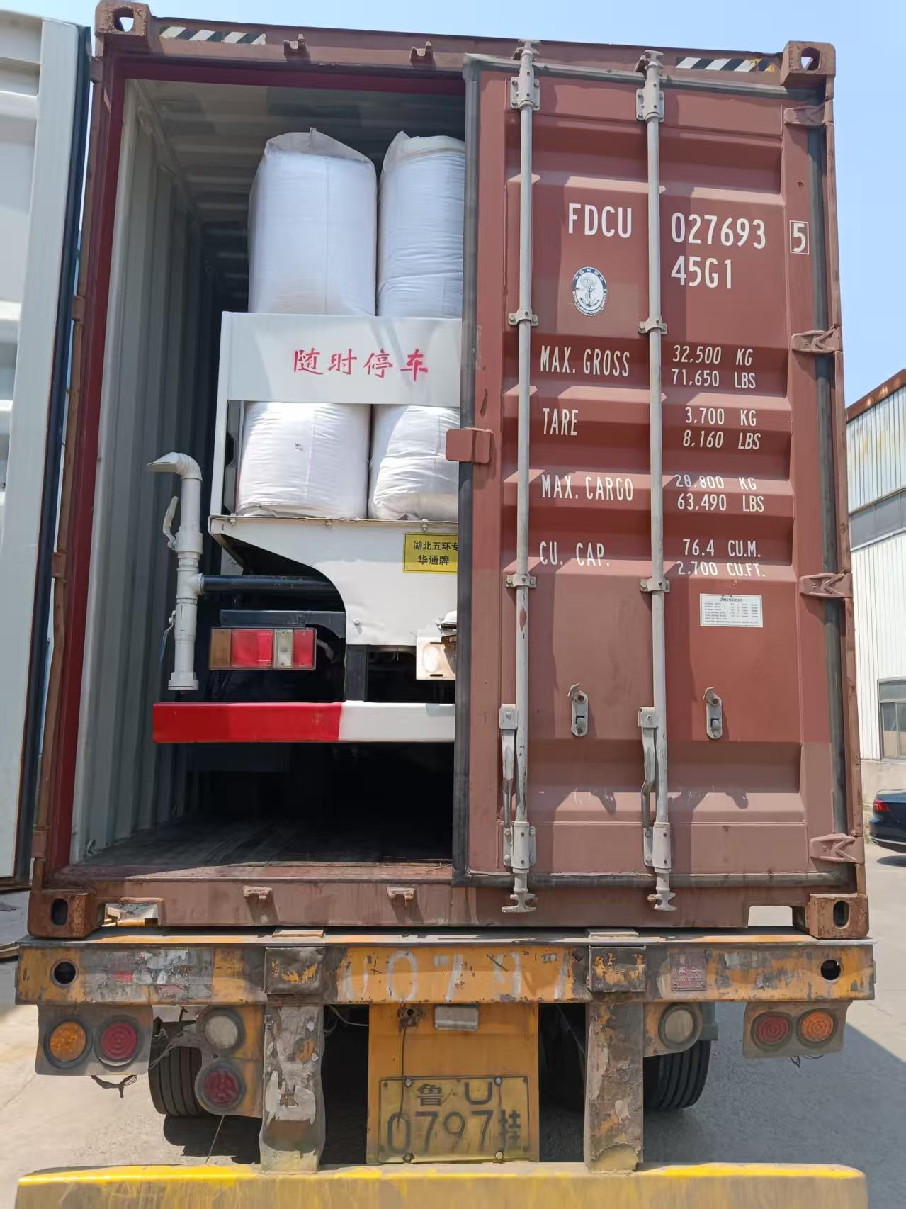 Carga en contenedor de camión cisterna de agua usado