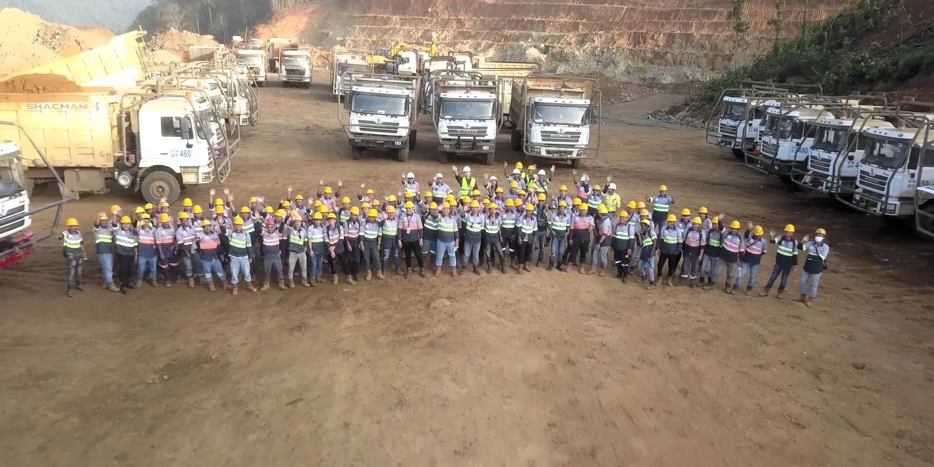 САМОСВАЛ SHACMAN F3000 6X4 В MINING@1x.jpg