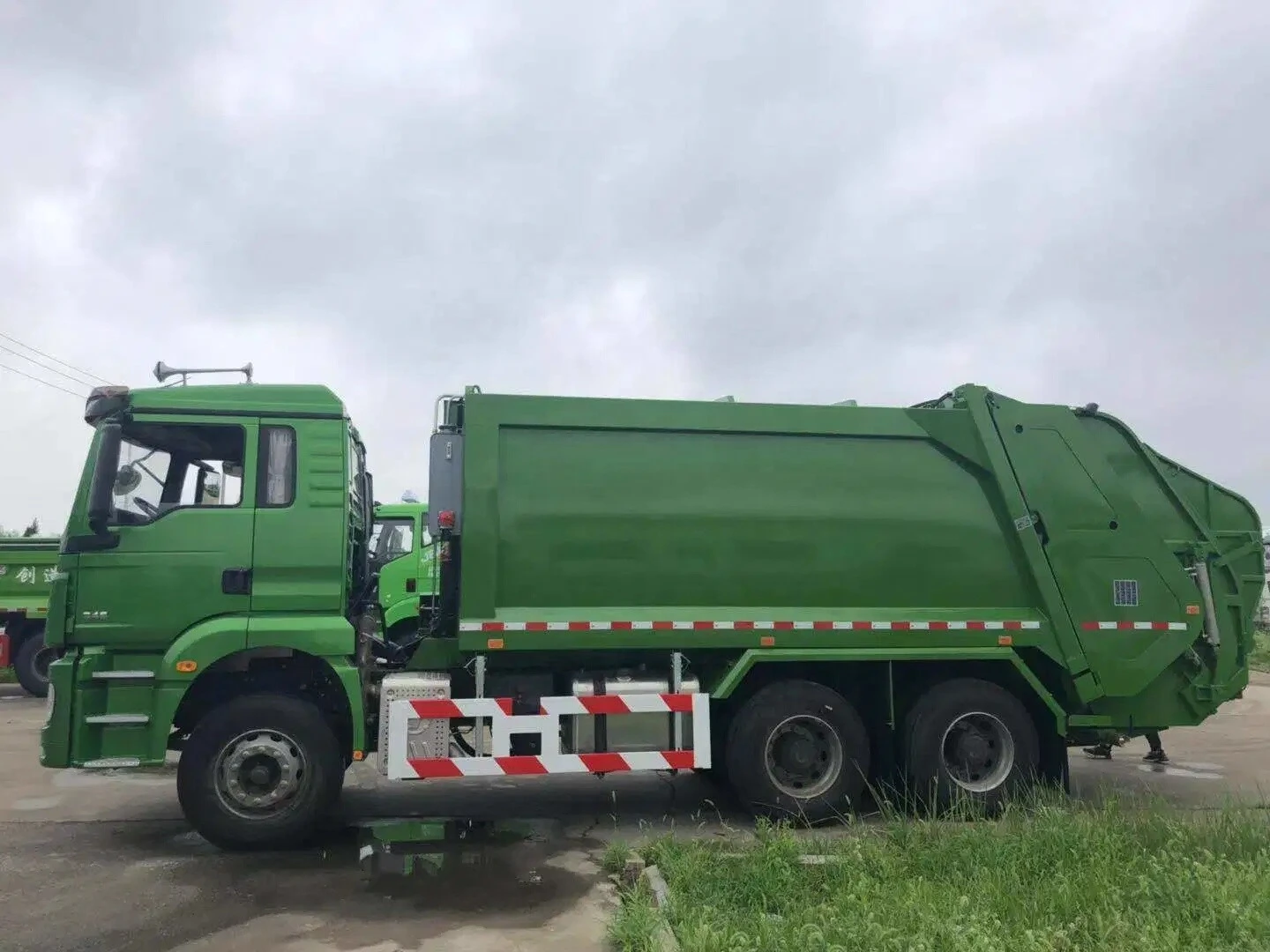 Мусоровоз H3000 6×4 с уплотнителем мусора