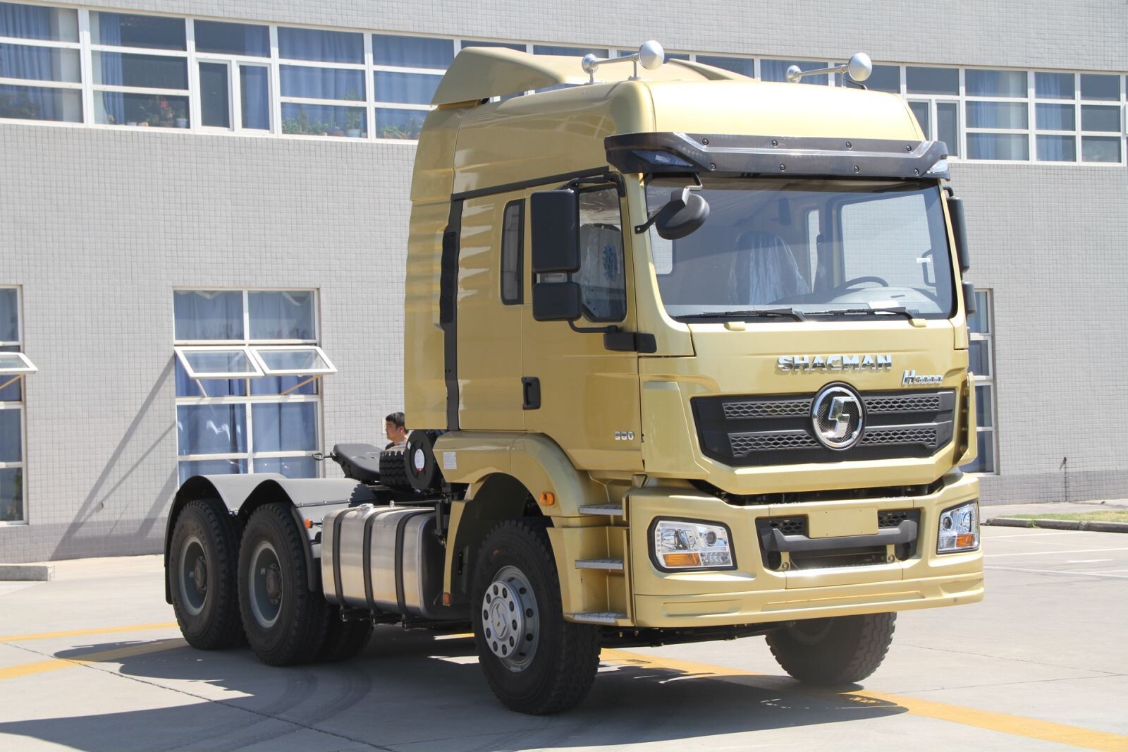 Тягач H3000 6X4