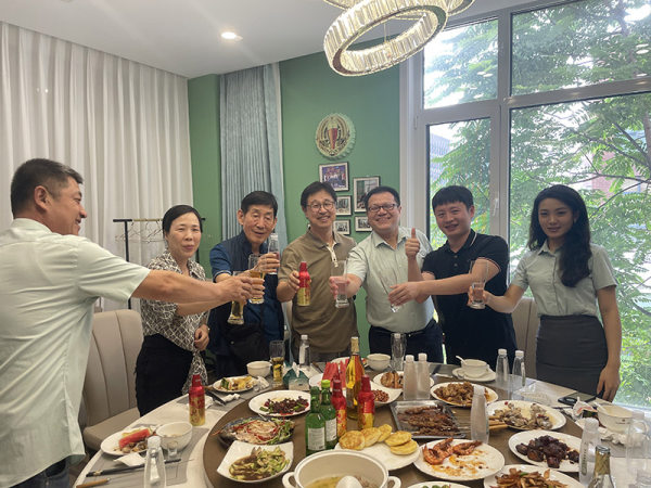 客户合影 (12).jpg