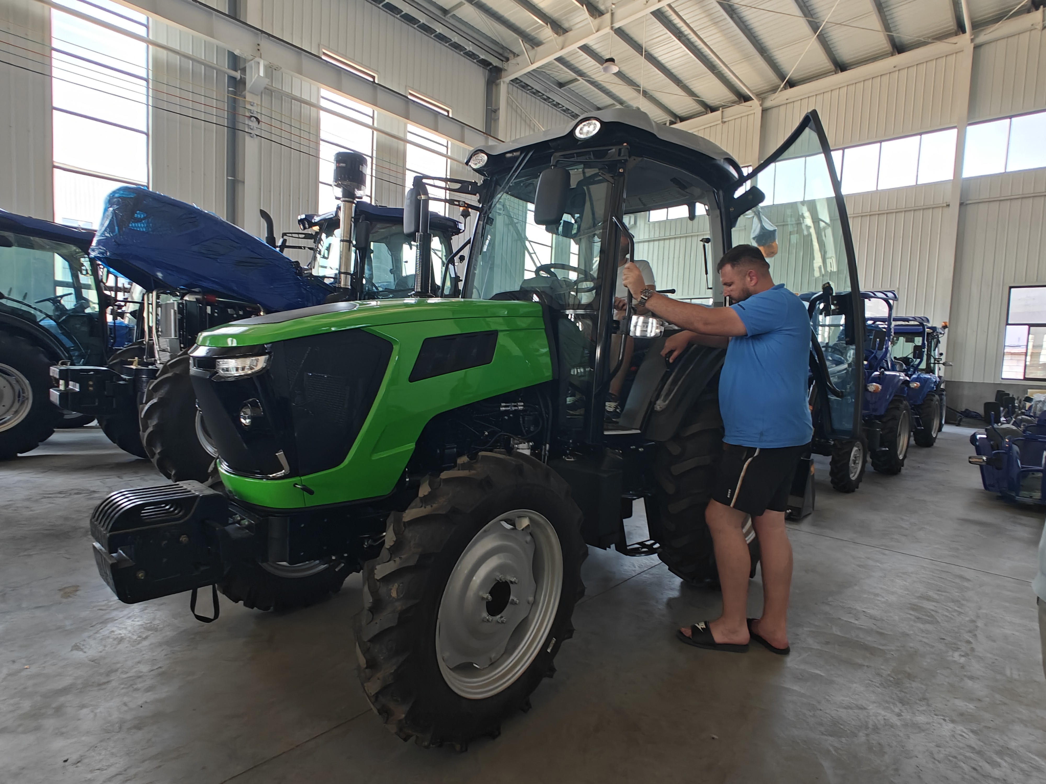 Visita de cliente à fábrica da RAISO: explorando empilhadeiras, tratores e cortadores de grama para uma futura cooperação