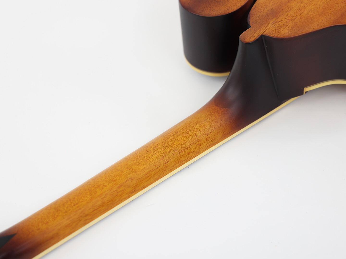 Mandolina Afanti Tabacco Burst con tapa de abeto macizo y cuerpo de caoba en F Octave