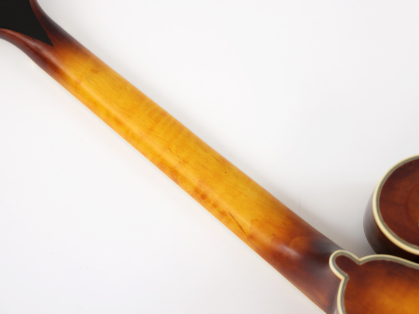 Afanti AA Tapa Sólida de Arce Flameado con Laterales en Fa Octava Mandolina