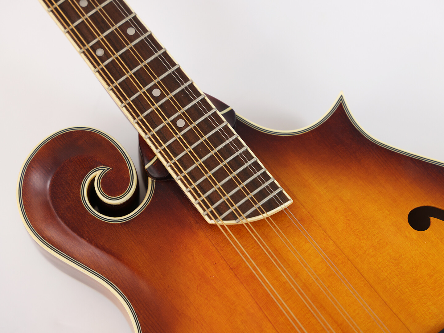 Afanti AA Tapa Sólida de Arce Flameado con Laterales en Fa Octava Mandolina