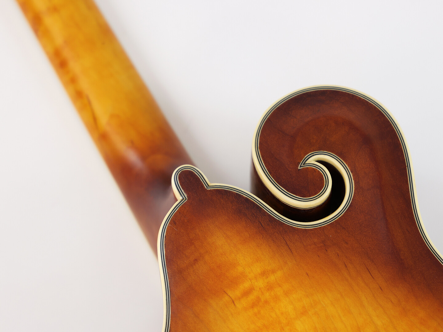 Afanti AA Tapa Sólida de Arce Flameado con Laterales en Fa Octava Mandolina