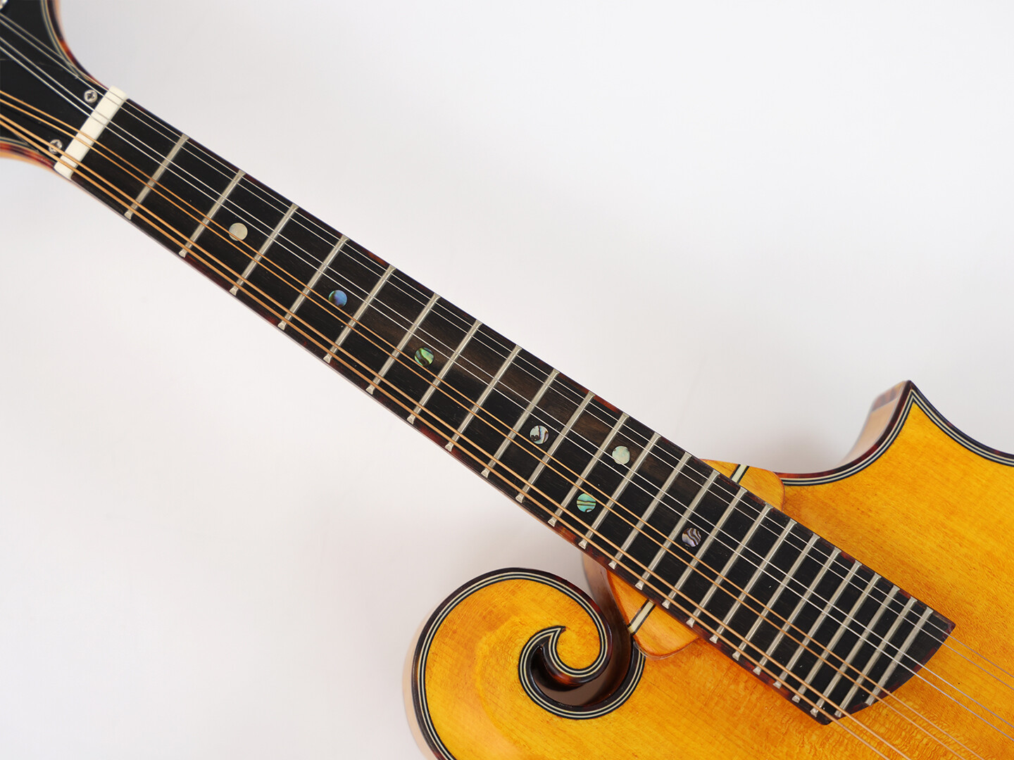 Mandolina Afanti AA de arce macizo flameado con mástil de cola de milano y diapasón de ébano