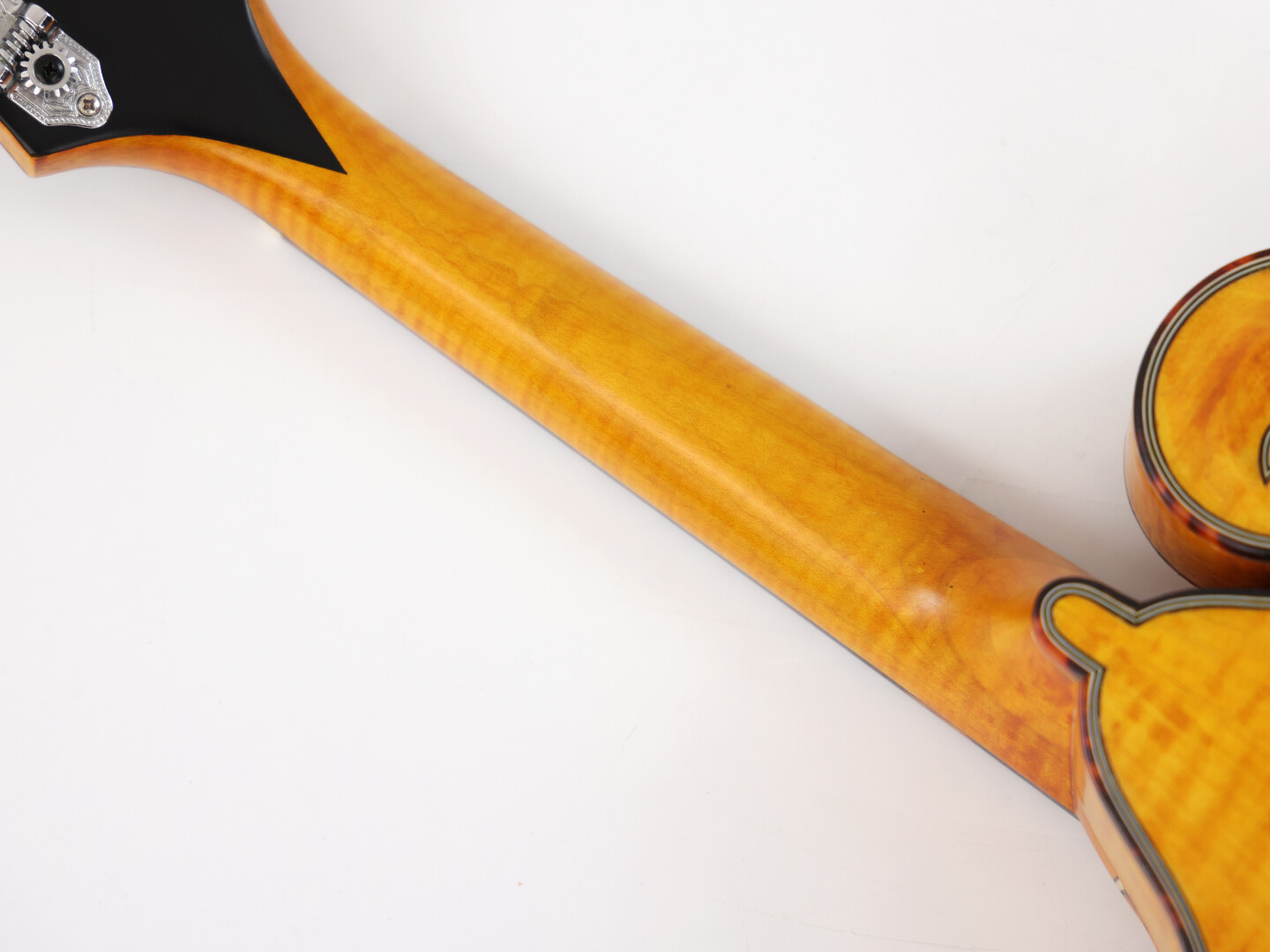 Mandolina Afanti AA de arce macizo flameado con mástil de cola de milano y diapasón de ébano