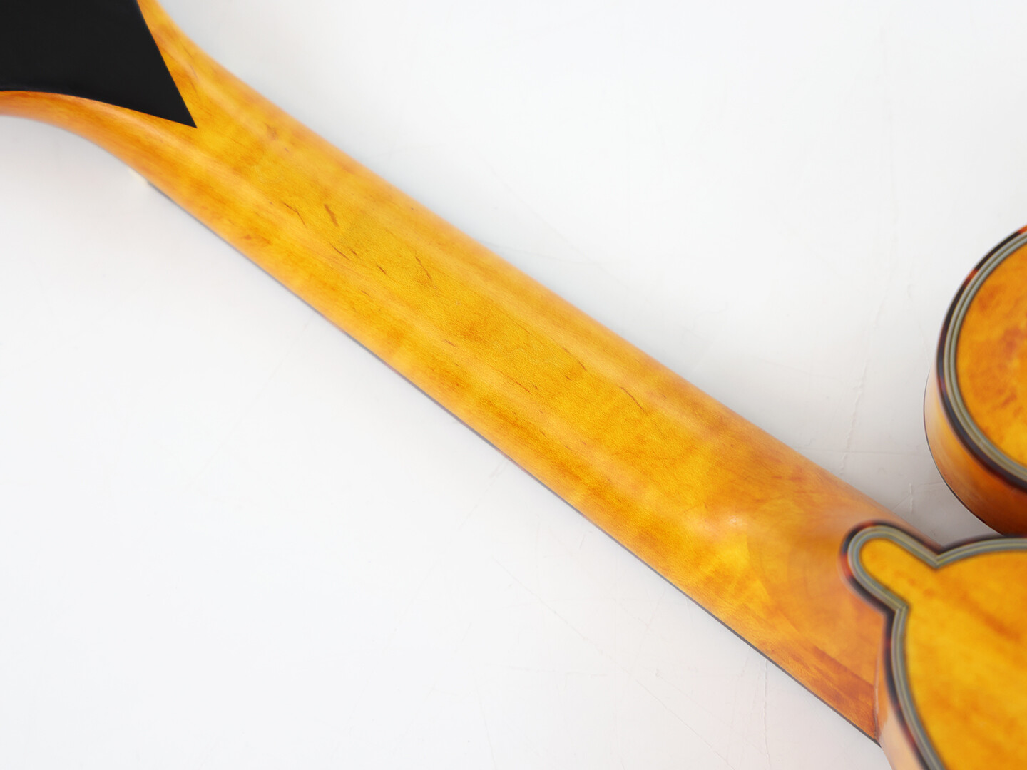 Mandolina Afanti Goldrush One Piece Solid Flamed Maple Dovetail Neck F