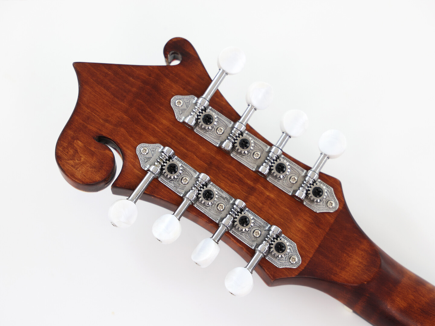 Mandolina de octava maciza marrón con fondo y laterales de arce flameado