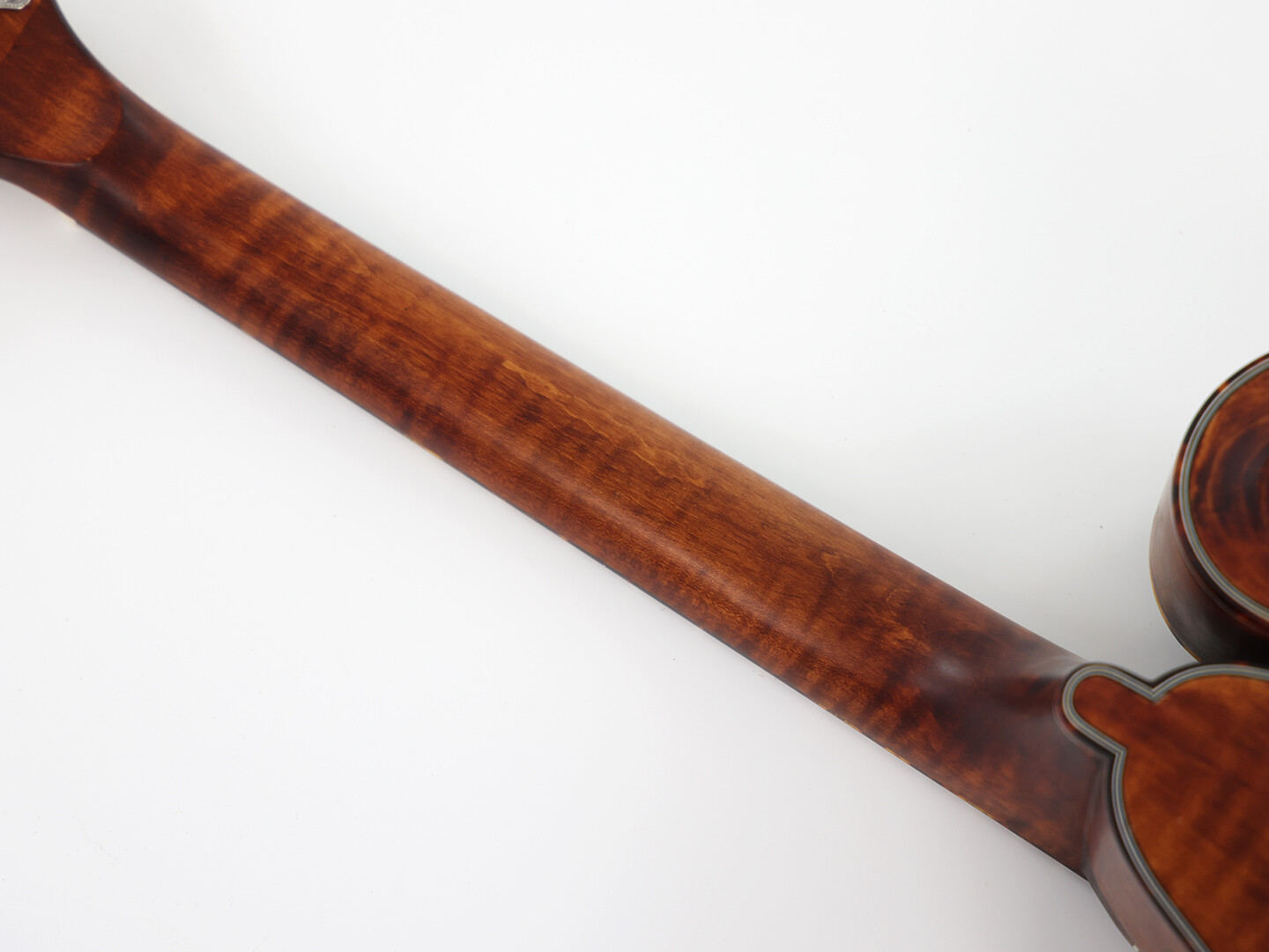 Mandolina de octava maciza marrón con fondo y laterales de arce flameado