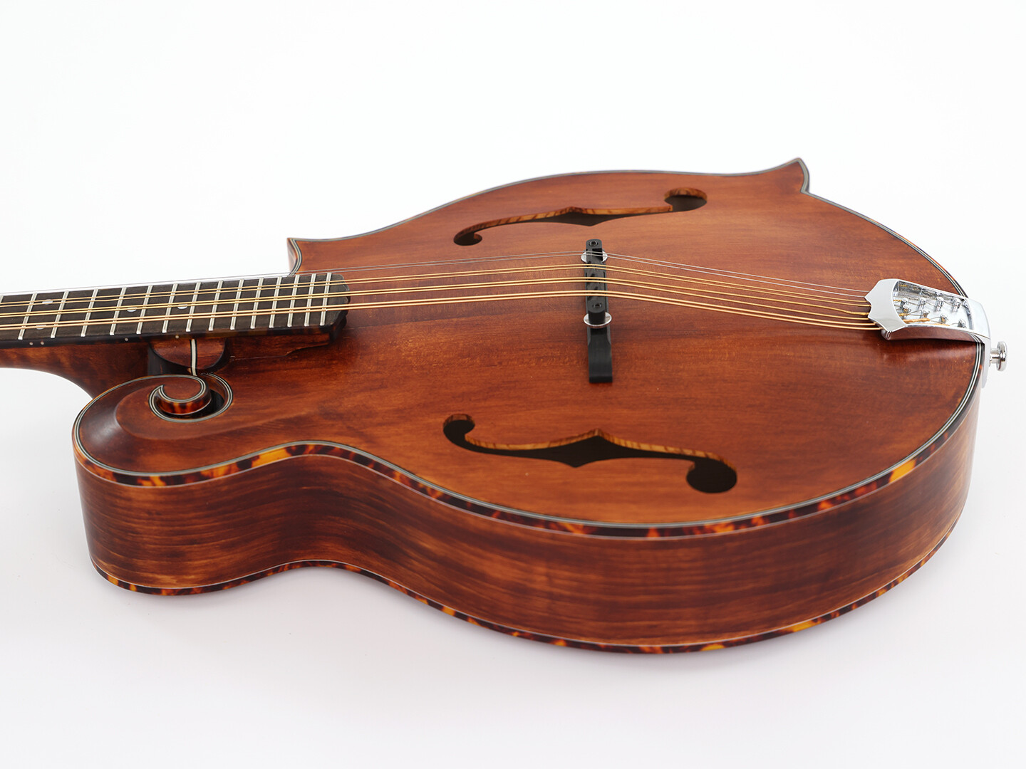 Mandolina de octava maciza marrón con fondo y laterales de arce flameado