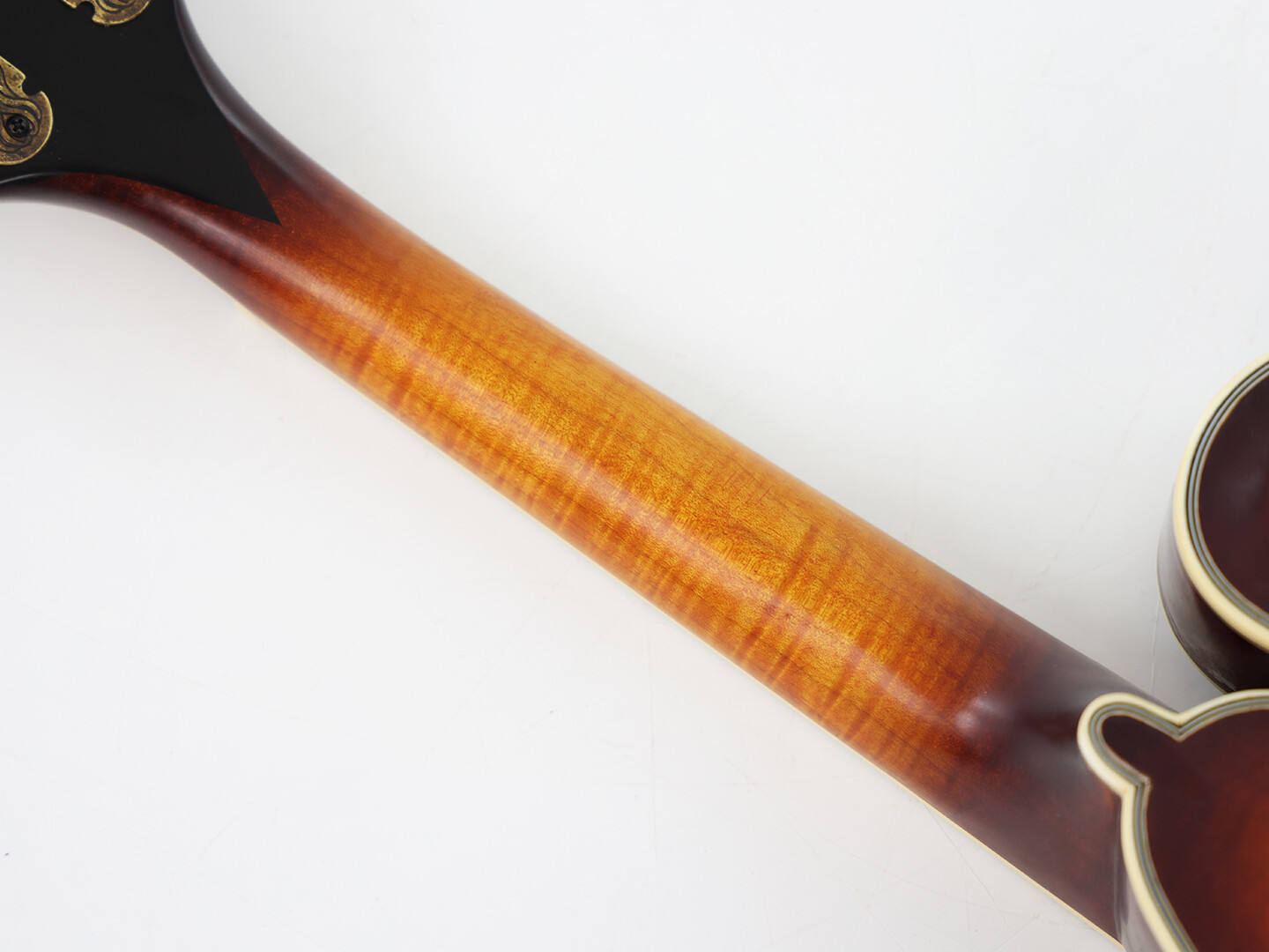 Mandolina Afanti Solid Hand-Carved AB Flamed Maple Back and Side F