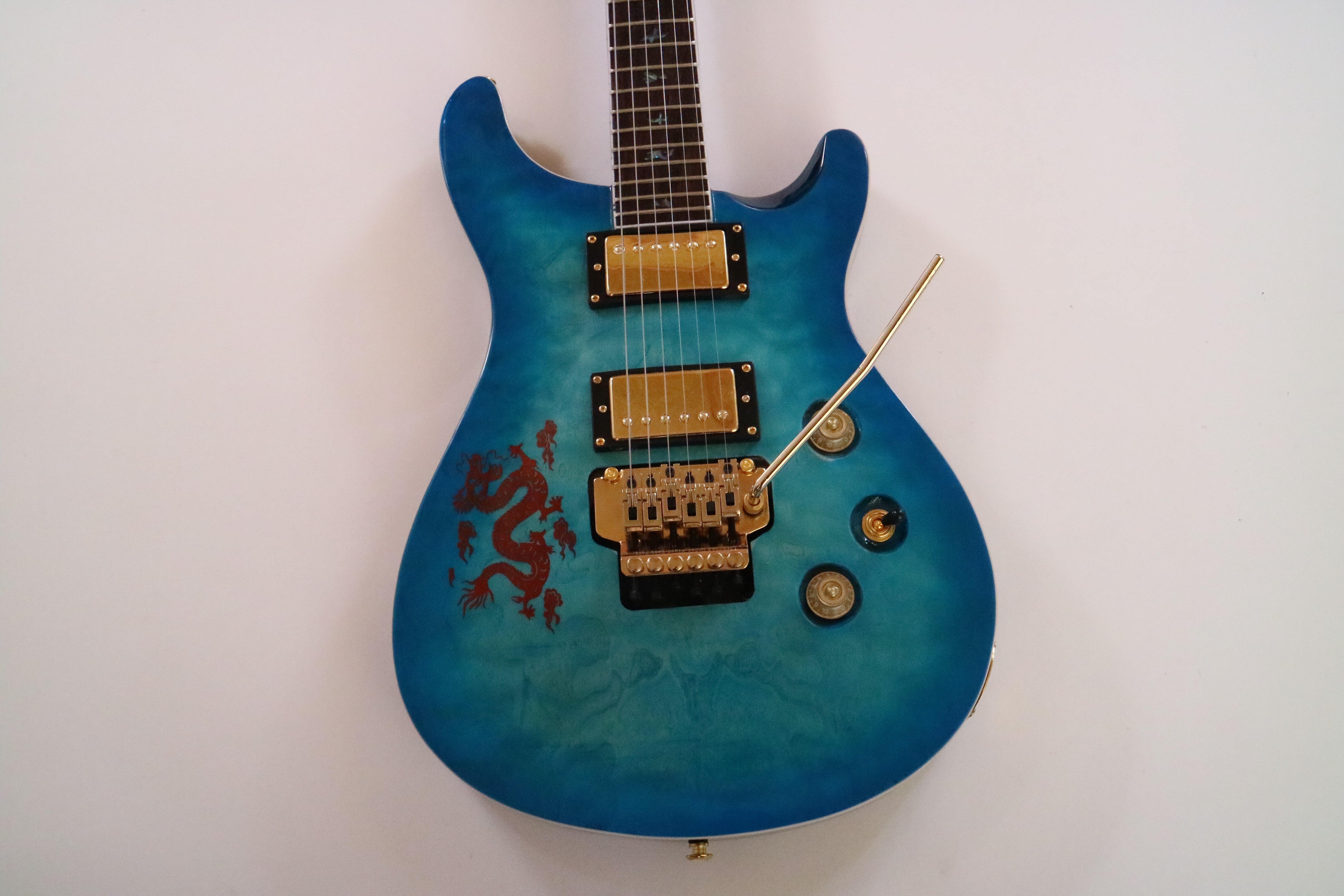 Guitarra Eléctrica Afanti Cuerpo de Caoba con Chapa de Arce Acolchado Pr Style