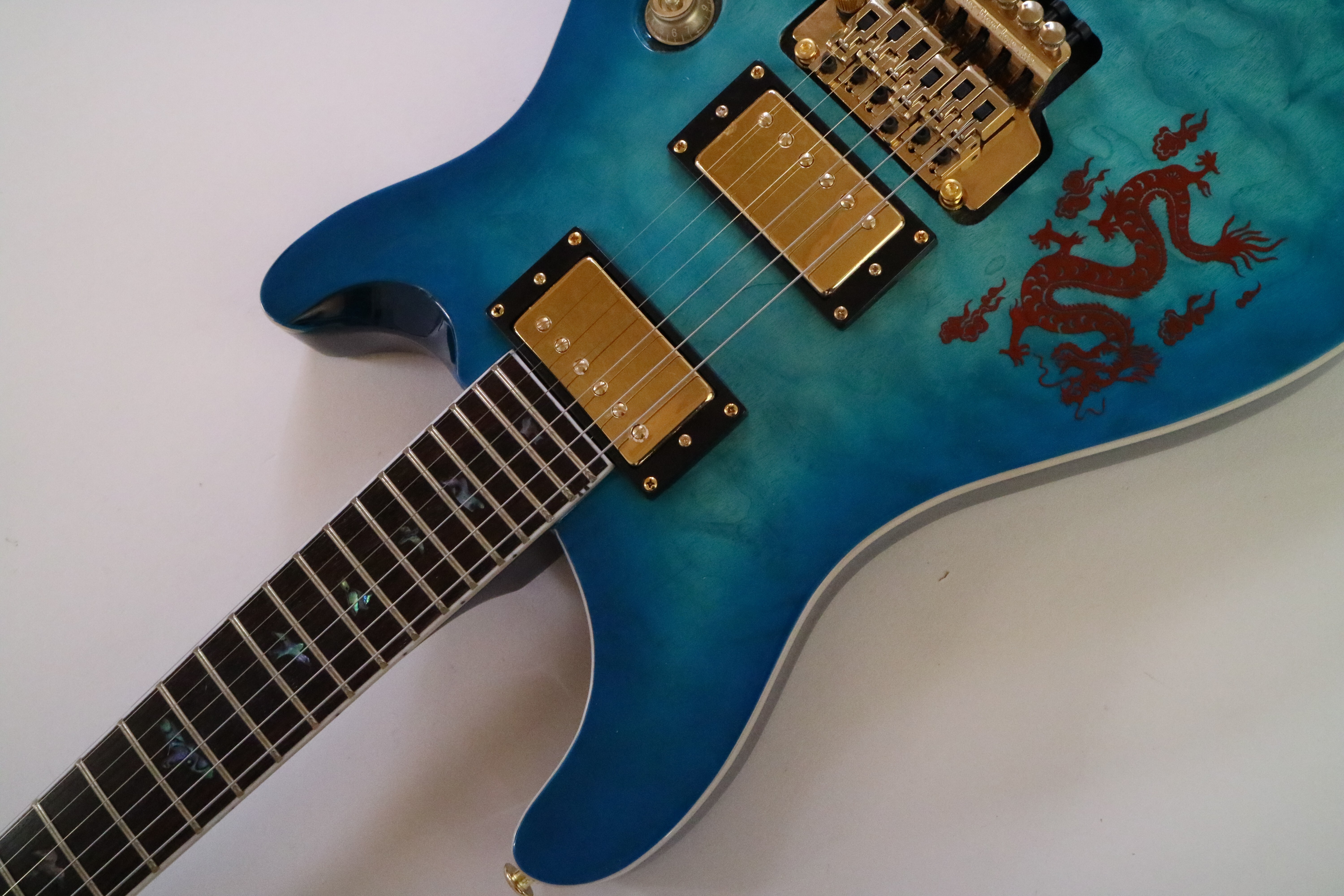 Guitarra Eléctrica Afanti Cuerpo de Caoba con Chapa de Arce Acolchado Pr Style