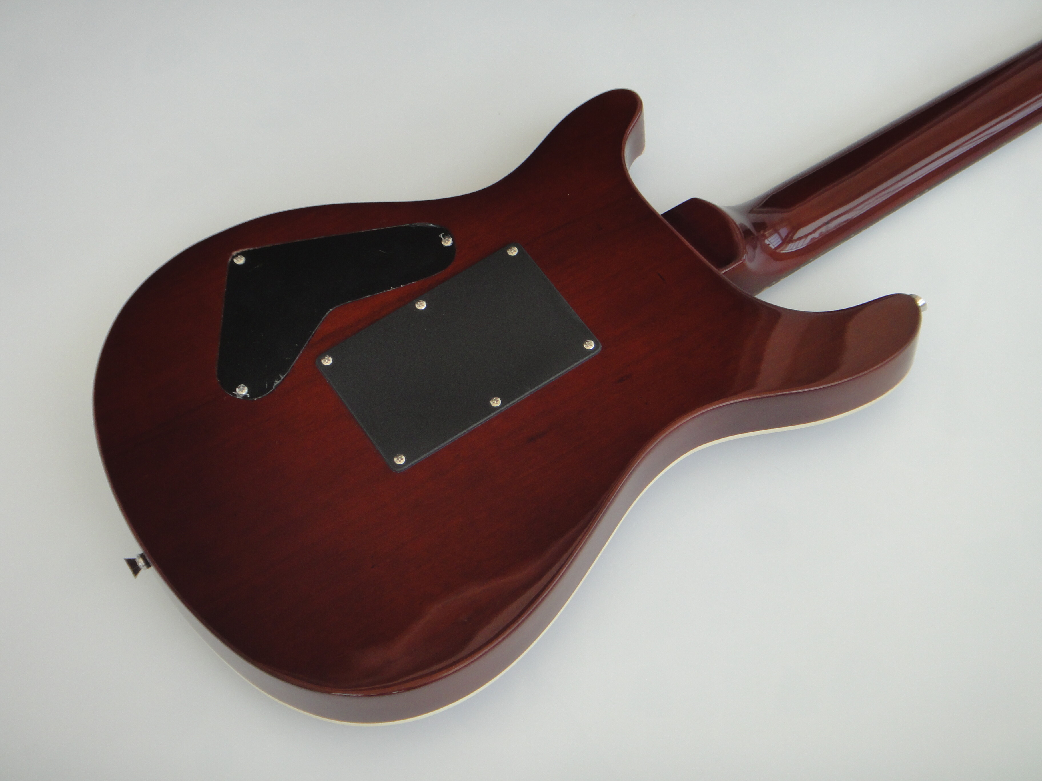 Afanti Guitarra Eléctrica con Cuerpo de Tilo y Chapa de Arce Acolchado y Afinador Wilkinson