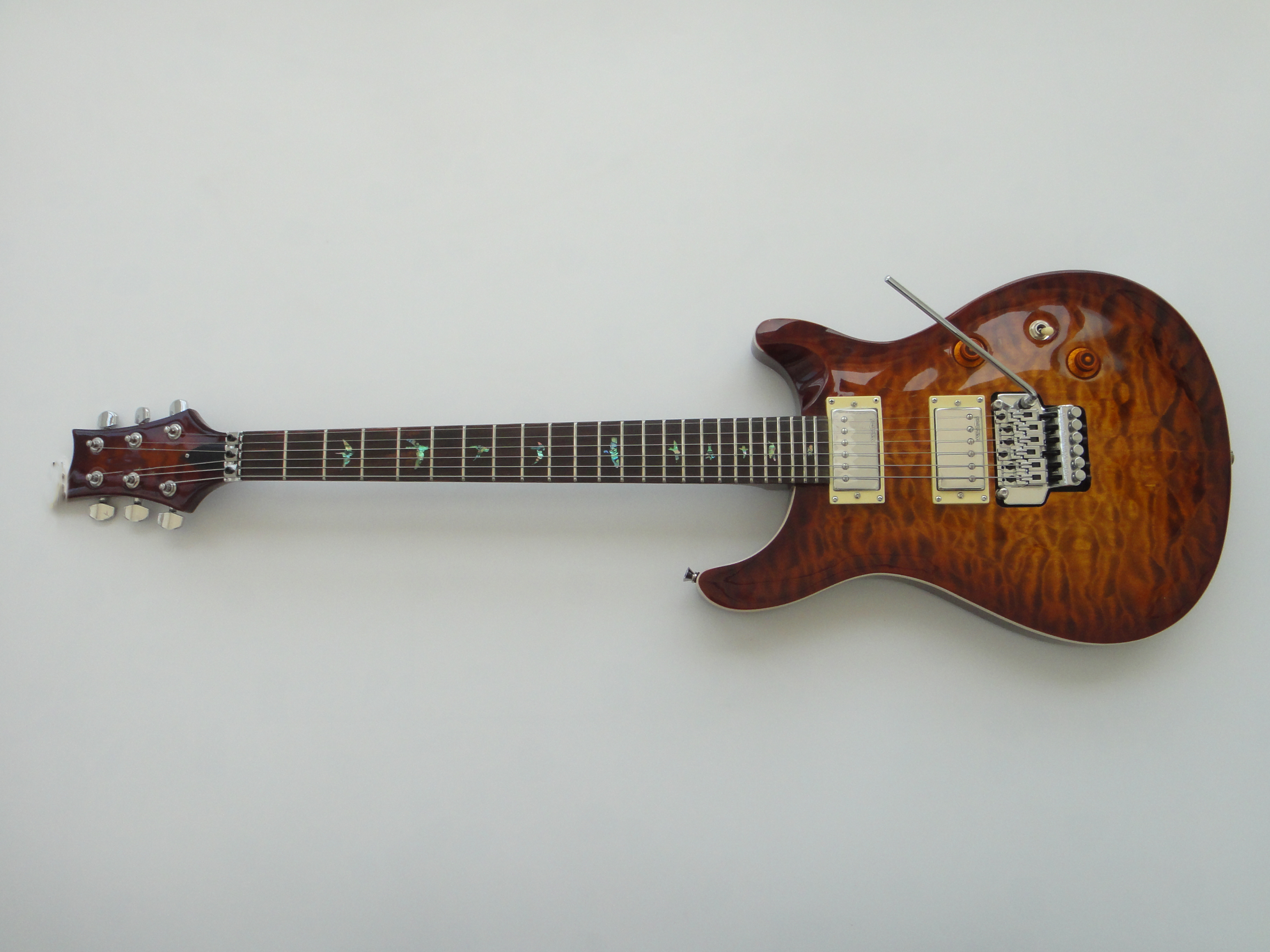 Afanti Guitarra Eléctrica con Cuerpo de Tilo y Chapa de Arce Acolchado y Afinador Wilkinson