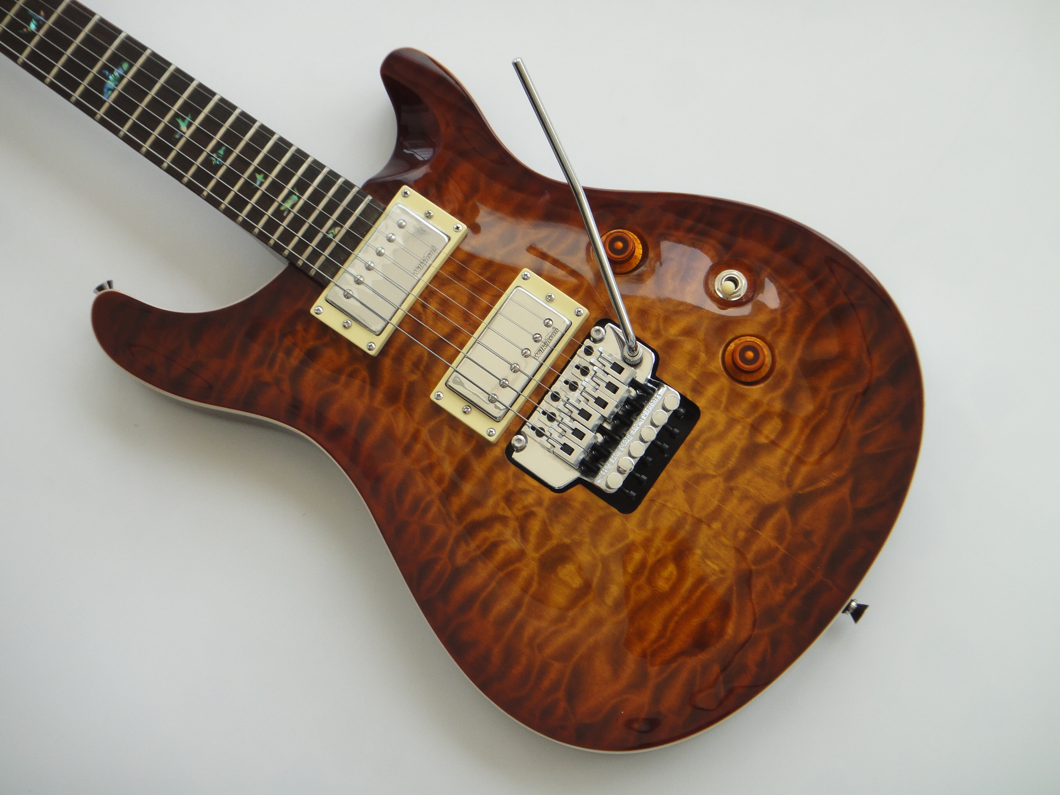 Afanti Guitarra Eléctrica con Cuerpo de Tilo y Chapa de Arce Acolchado y Afinador Wilkinson