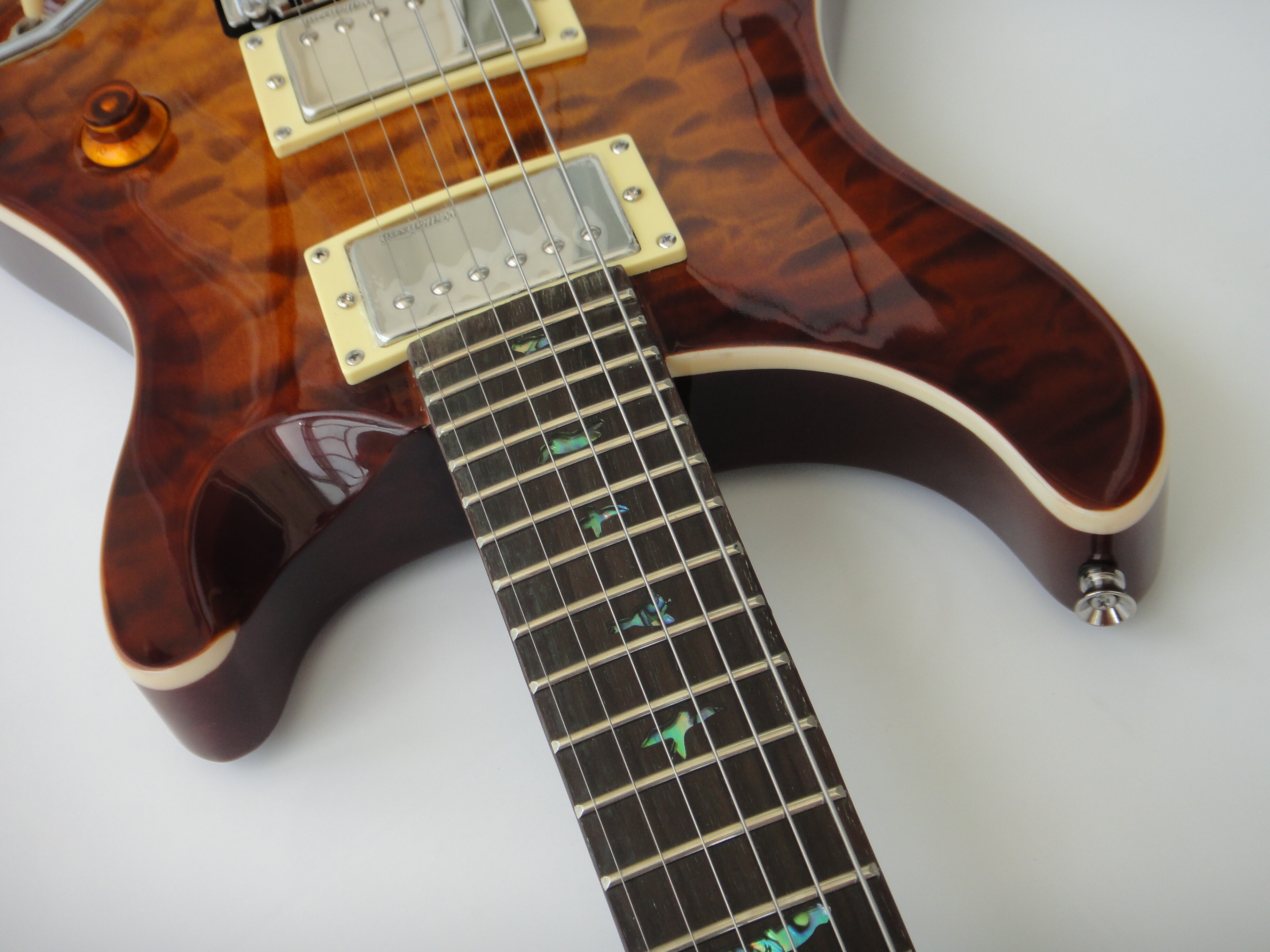 Afanti Guitarra Eléctrica con Cuerpo de Tilo y Chapa de Arce Acolchado y Afinador Wilkinson