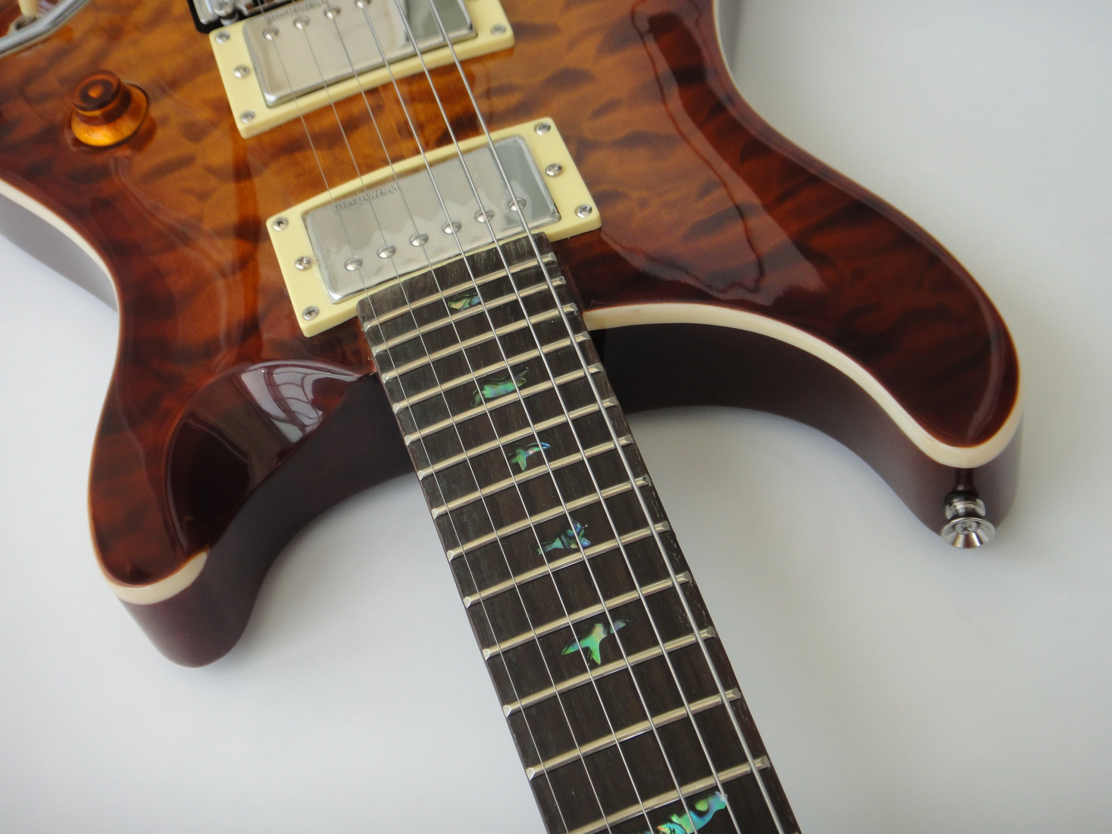 Afanti Guitarra Eléctrica con Cuerpo de Tilo y Chapa de Arce Acolchado y Afinador Wilkinson