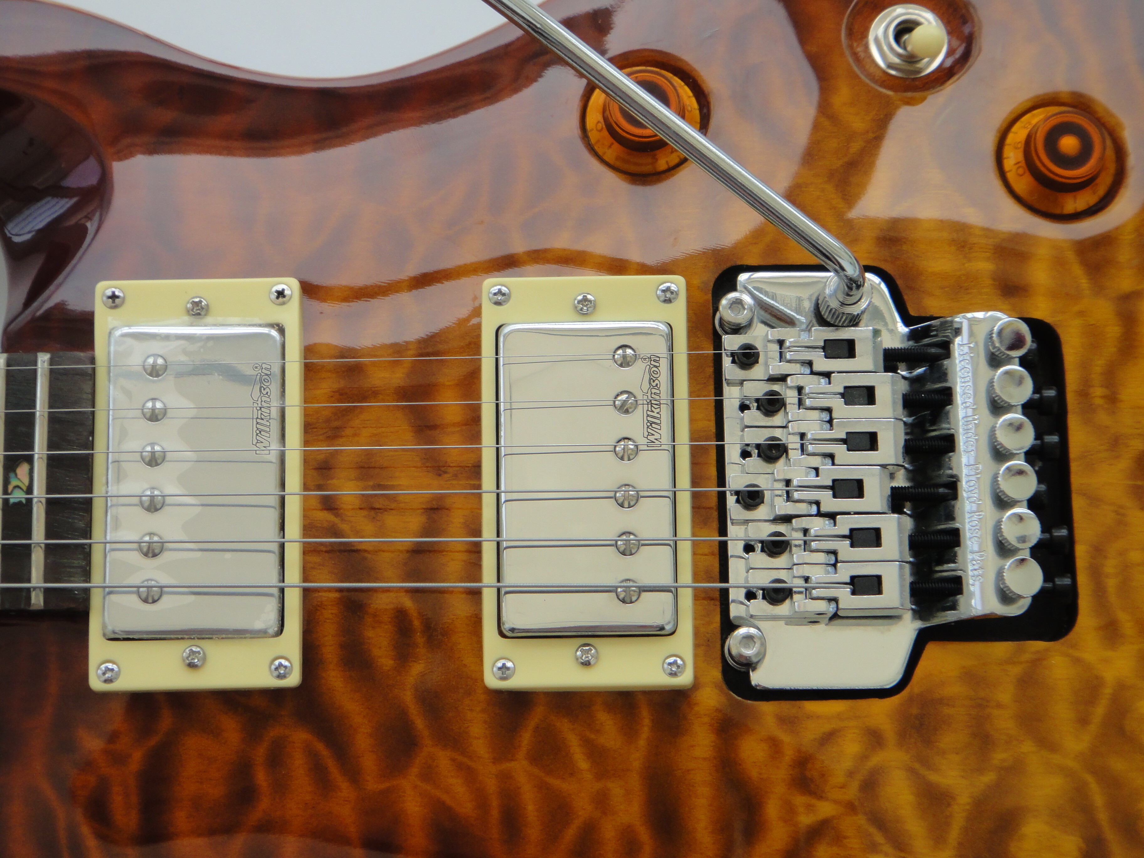 Afanti Guitarra Eléctrica con Cuerpo de Tilo y Chapa de Arce Acolchado y Afinador Wilkinson