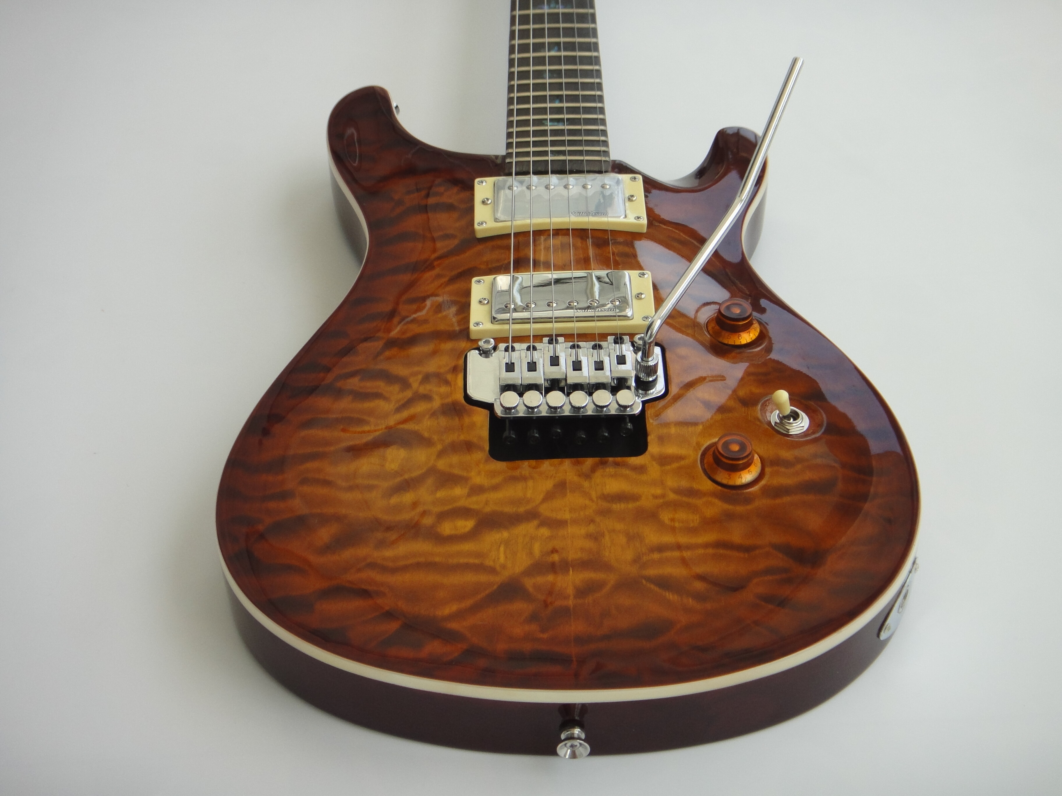 Afanti Guitarra Eléctrica con Cuerpo de Tilo y Chapa de Arce Acolchado y Afinador Wilkinson