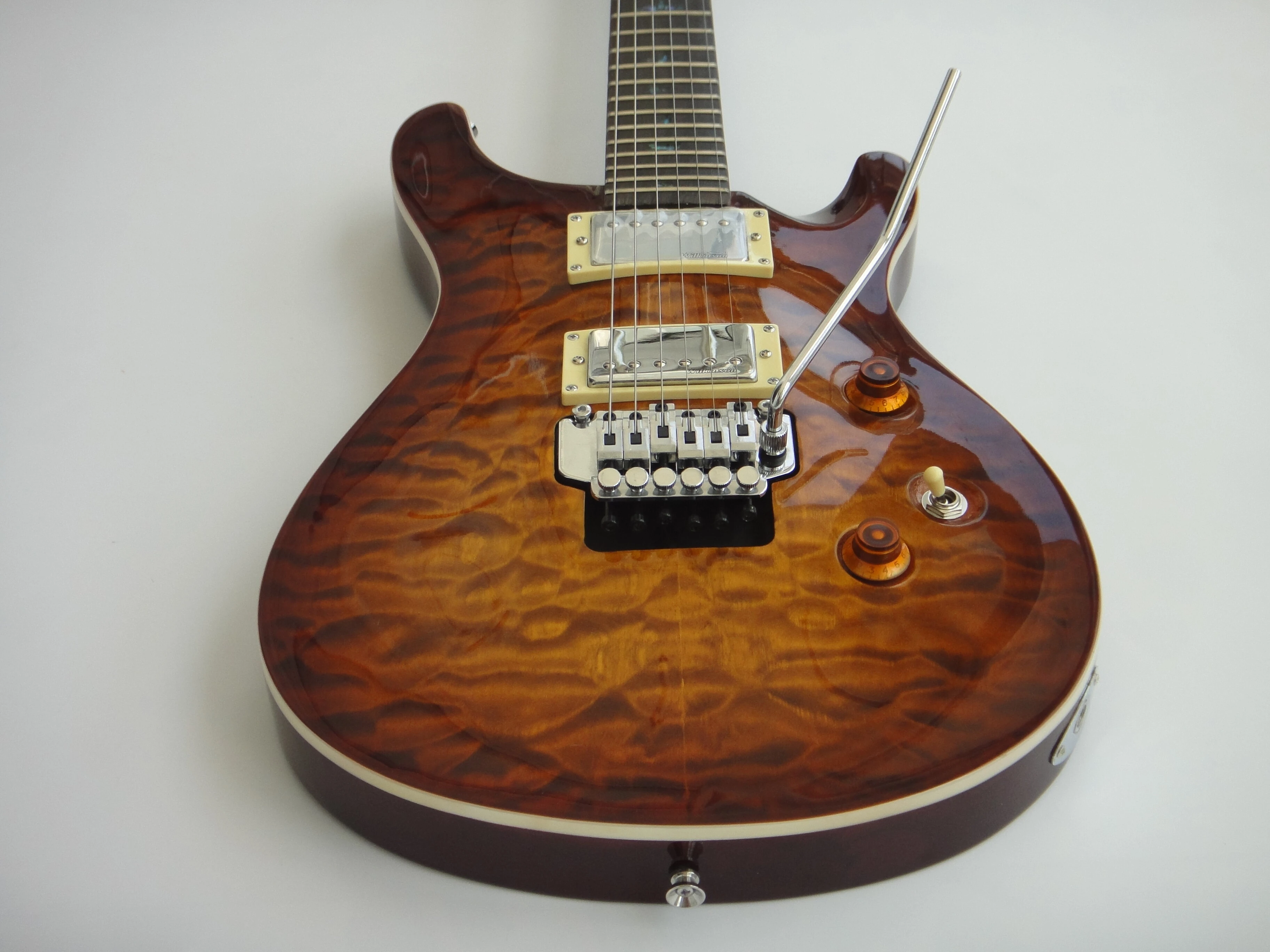 Afanti Guitarra Eléctrica con Cuerpo de Tilo y Chapa de Arce Acolchado y Afinador Wilkinson
