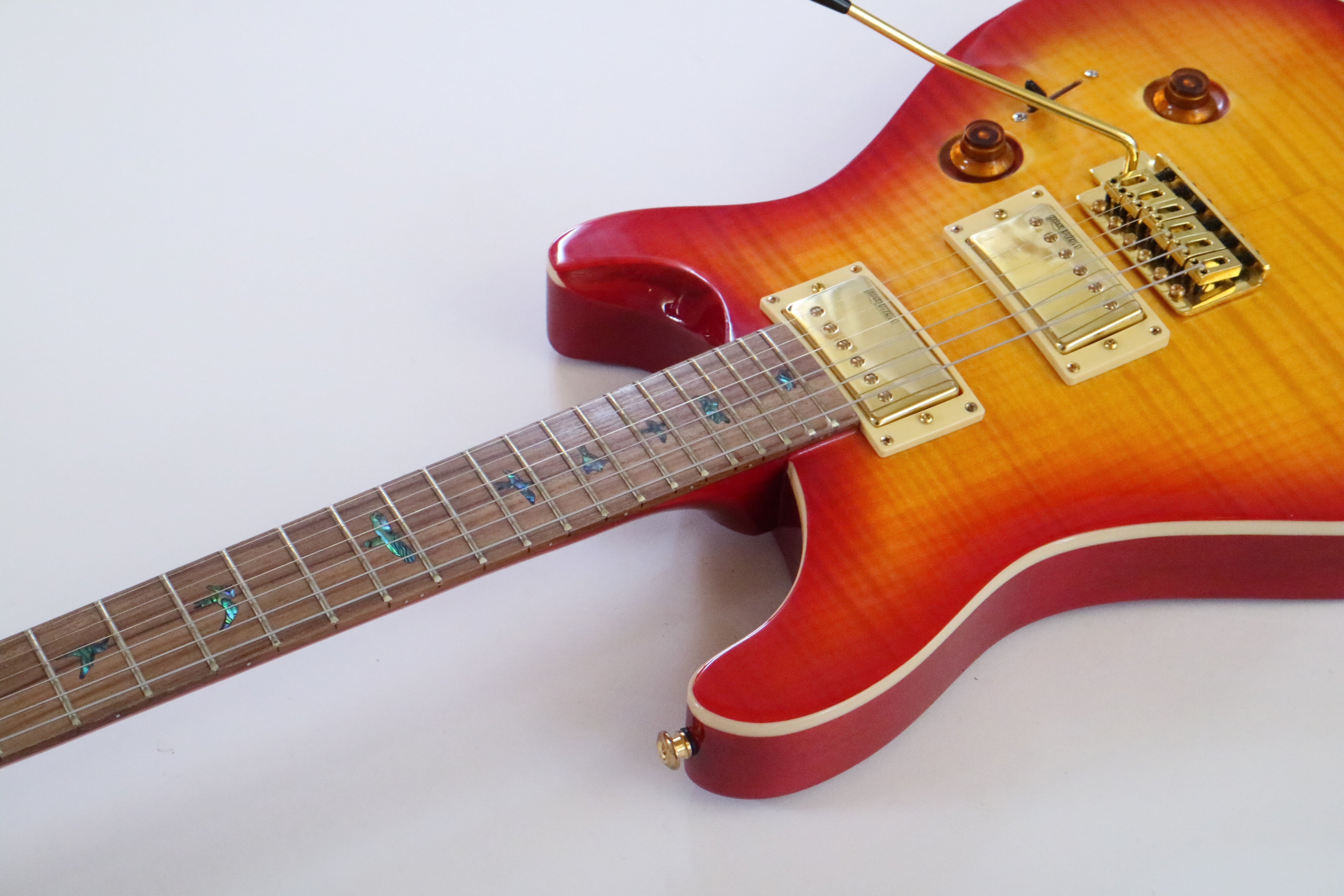 Guitarra Eléctrica Afanti Cuerpo de Caoba con Chapa de Arce Flameado Pr Style