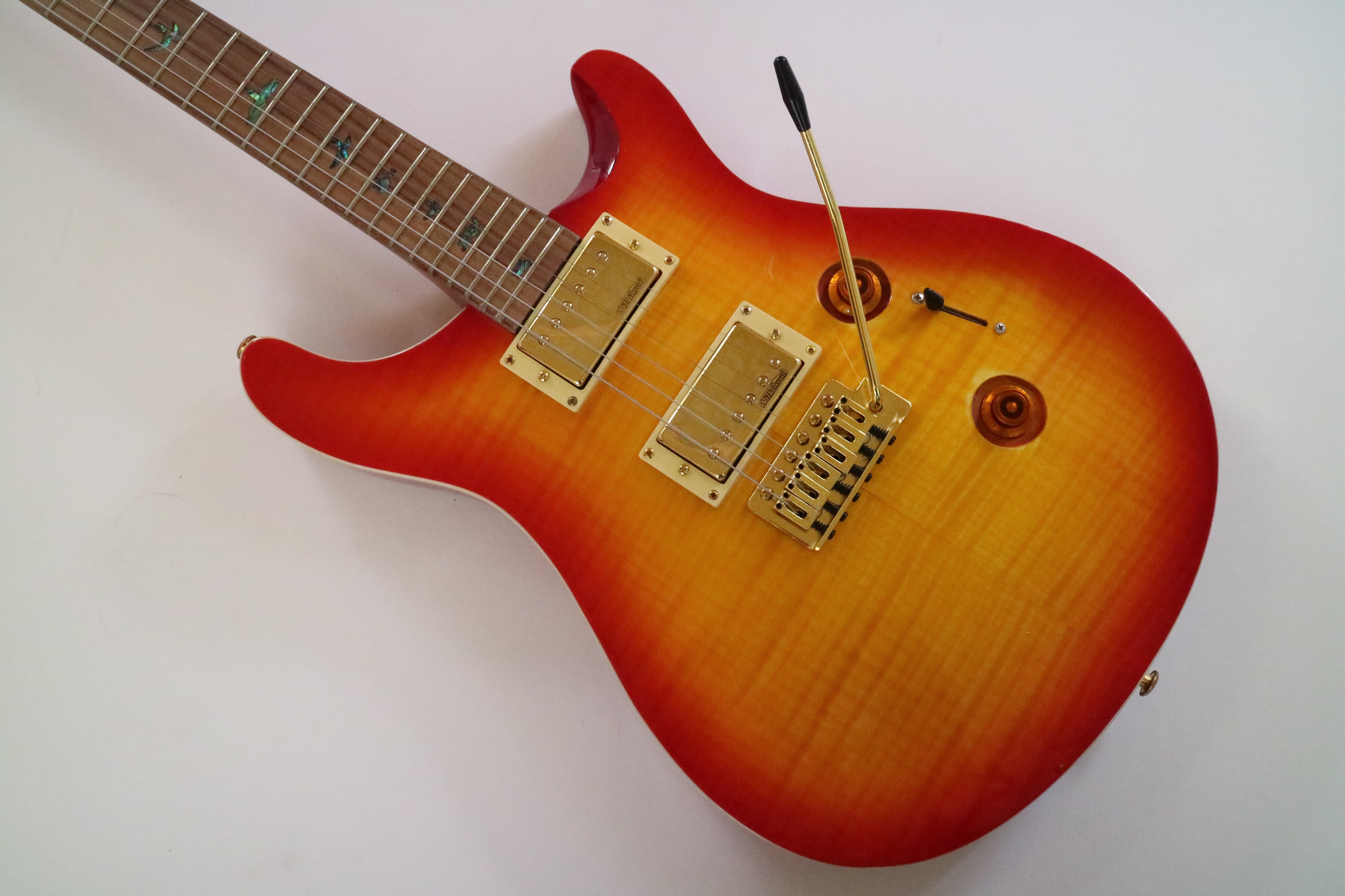 Guitarra Eléctrica Afanti Cuerpo de Caoba con Chapa de Arce Flameado Pr Style