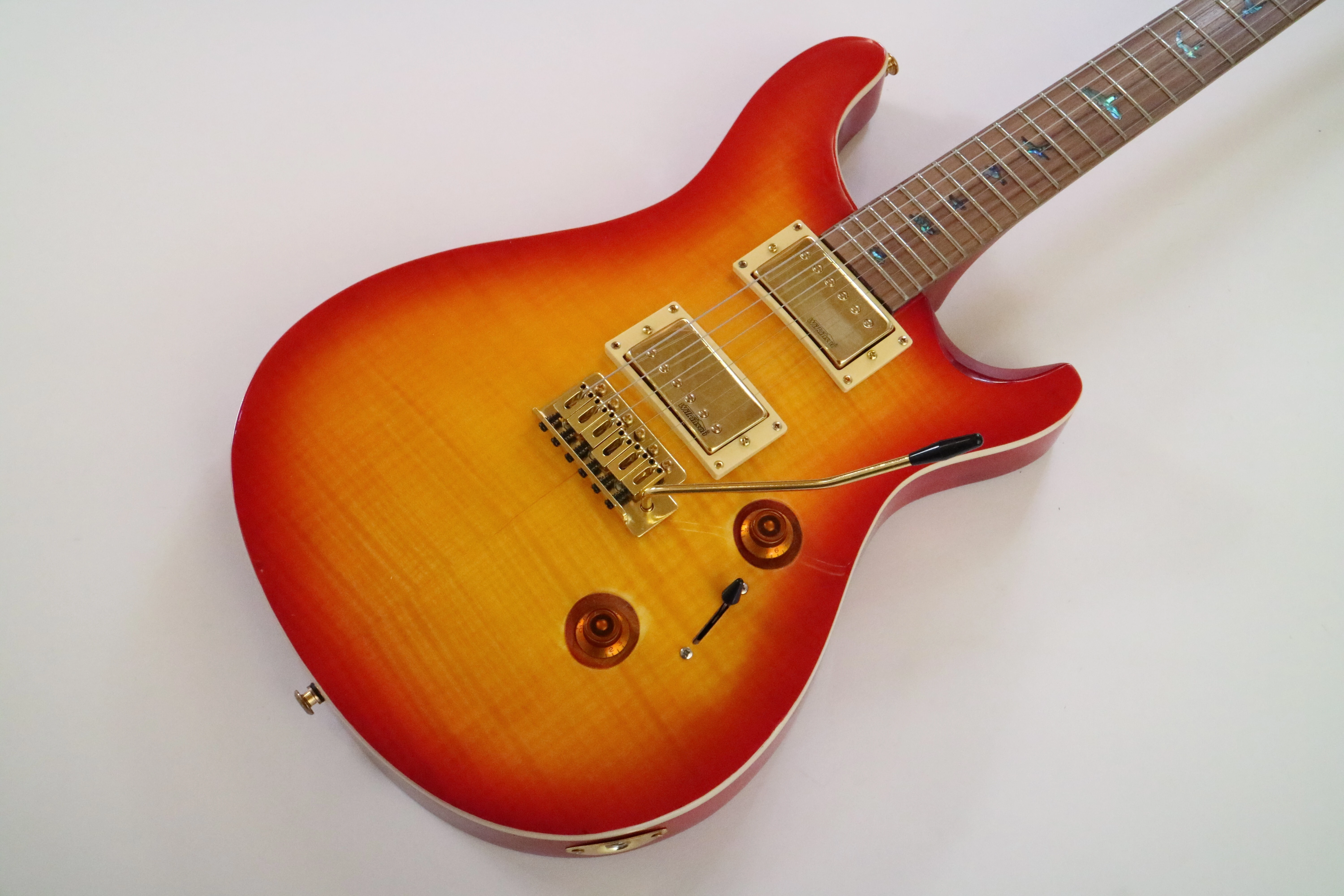 Guitarra Eléctrica Afanti Cuerpo de Caoba con Chapa de Arce Flameado Pr Style